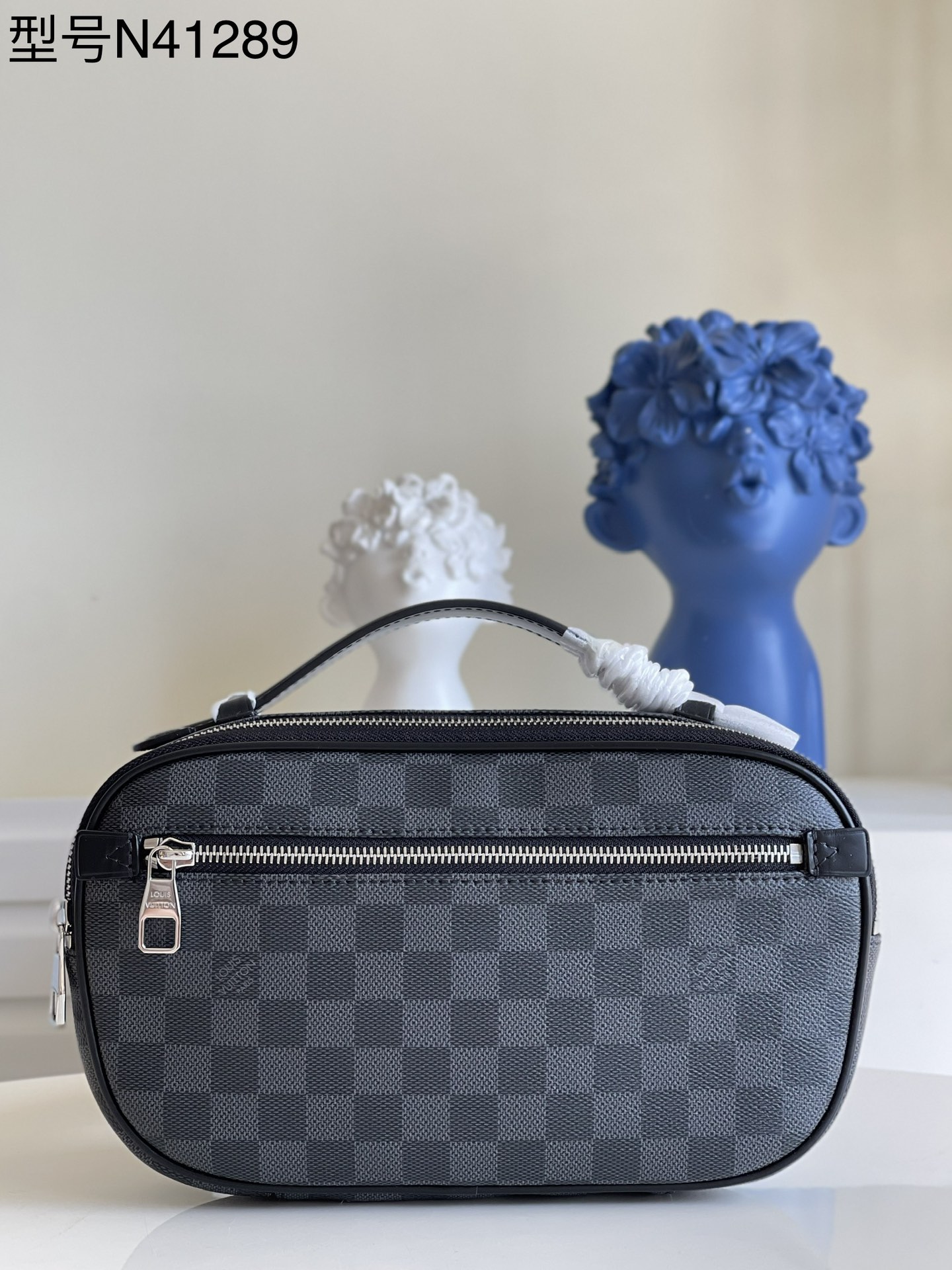 NO:397806,【Exclusive real photo N41289 Hag】Ambler waist bag has a considerable capacity, which can easily accommodate a long wallet, an iPad mini, and other essential items. This waist bag made of luxurious Damier Ebène canvas is full of fashion sense. 29 x 19 x 5 cm M.550, LV [original leather], louis vuitton19860909【独家实拍N41289 黑格】Ambler 腰包的容量可观,可轻易容纳下一个长款钱夹、一台 iPad mini,及其他随身必备物品.这款以奢华的 Damier Ebène帆布制成的腰包时尚感十足.29 x 19 x 5 cm M.550,LV【原厂皮】,louis vuitton,Bag