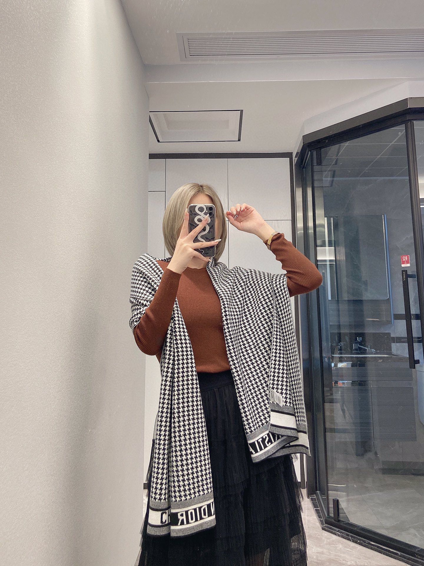 NO:586731,Batch Di/or's new counter, super high-end and versatile item! Cashmere scarf is popular style, the overall style is luxurious and texture! Simple and chic, it feels very soft and skin-friendly! It does not irritate the neck at all. It can be paired with a coat, sweater and cardigan in winter. It looks beautiful with any combination. Must buy! 70 wool, 30 cashmere size 50*200 ordinary scarf, ordinary scarf, sweaters19860909批 Di/or＂专柜同步新款,超级高档的百搭单品！羊绒围巾流行风 整体风格奢华质感！简单别致 手感非常糯软亲肤！一点都不扎脖子 冬天配大衣毛衣开衫 随便搭配都很美 必入！70羊毛,30羊绒尺寸50*200普通围巾,普通围巾,sweaters,scarf