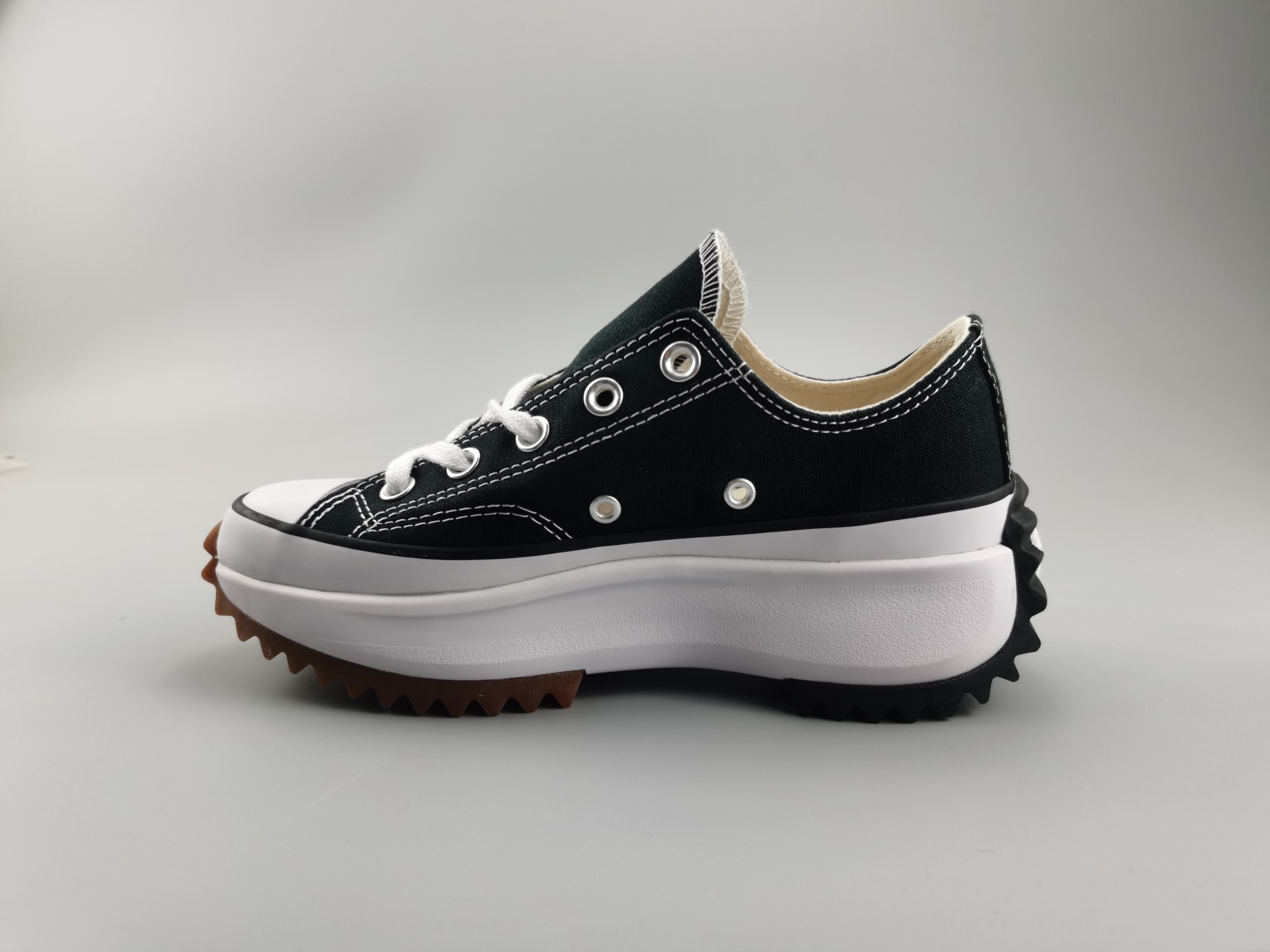 小红书爆款推荐 #肖战同款匡威厚底真硫化增高鞋 Converse Run Star Hike 1970s 肖战张雨绮同款情人节限定松糕锯齿底厚底增高帆布鞋 采用松糕锯齿5厘米增高底 鞋面搭配今年最流行爱❤️ 让你秒变长腿女神/小仙女