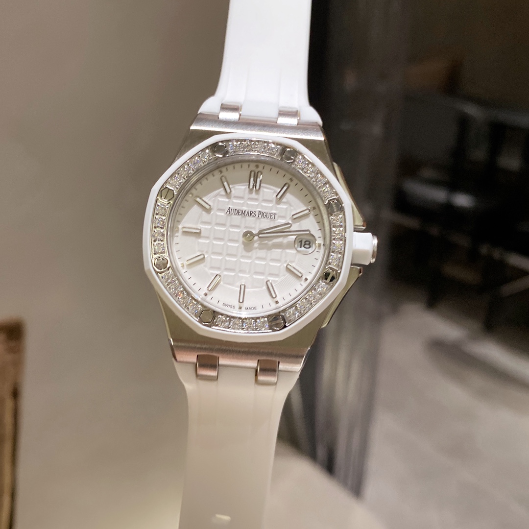 💰450
AP新出37mm石英女表，进口石英机芯 此款爱彼是女款，不仅拥有男表的硬朗霸气风格，还增加了几分柔美、使得女装腕表更加时尚个性也是当下最热门的爱彼女式腕表之一！表壳精钢镶钻32颗💎带来非凡触感与视觉享受，呈现璀璨光泽，这才是珠宝手表才有的态度  ，❤️非常难得的款式希望你们不要错过