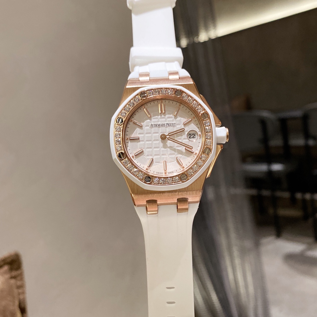 💰450
AP新出37mm石英女表，进口石英机芯 此款爱彼是女款，不仅拥有男表的硬朗霸气风格，还增加了几分柔美、使得女装腕表更加时尚个性也是当下最热门的爱彼女式腕表之一！表壳精钢镶钻32颗💎带来非凡触感与视觉享受，呈现璀璨光泽，这才是珠宝手表才有的态度  ，❤️非常难得的款式希望你们不要错过