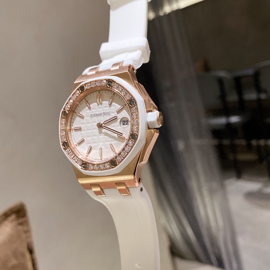 💰450
AP新出37mm石英女表，进口石英机芯 此款爱彼是女款，不仅拥有男表的硬朗霸气风格，还增加了几分柔美、使得女装腕表更加时尚个性也是当下最热门的爱彼女式腕表之一！表壳精钢镶钻32颗💎带来非凡触感与视觉享受，呈现璀璨光泽，这才是珠宝手表才有的态度  ，❤️非常难得的款式希望你们不要错过