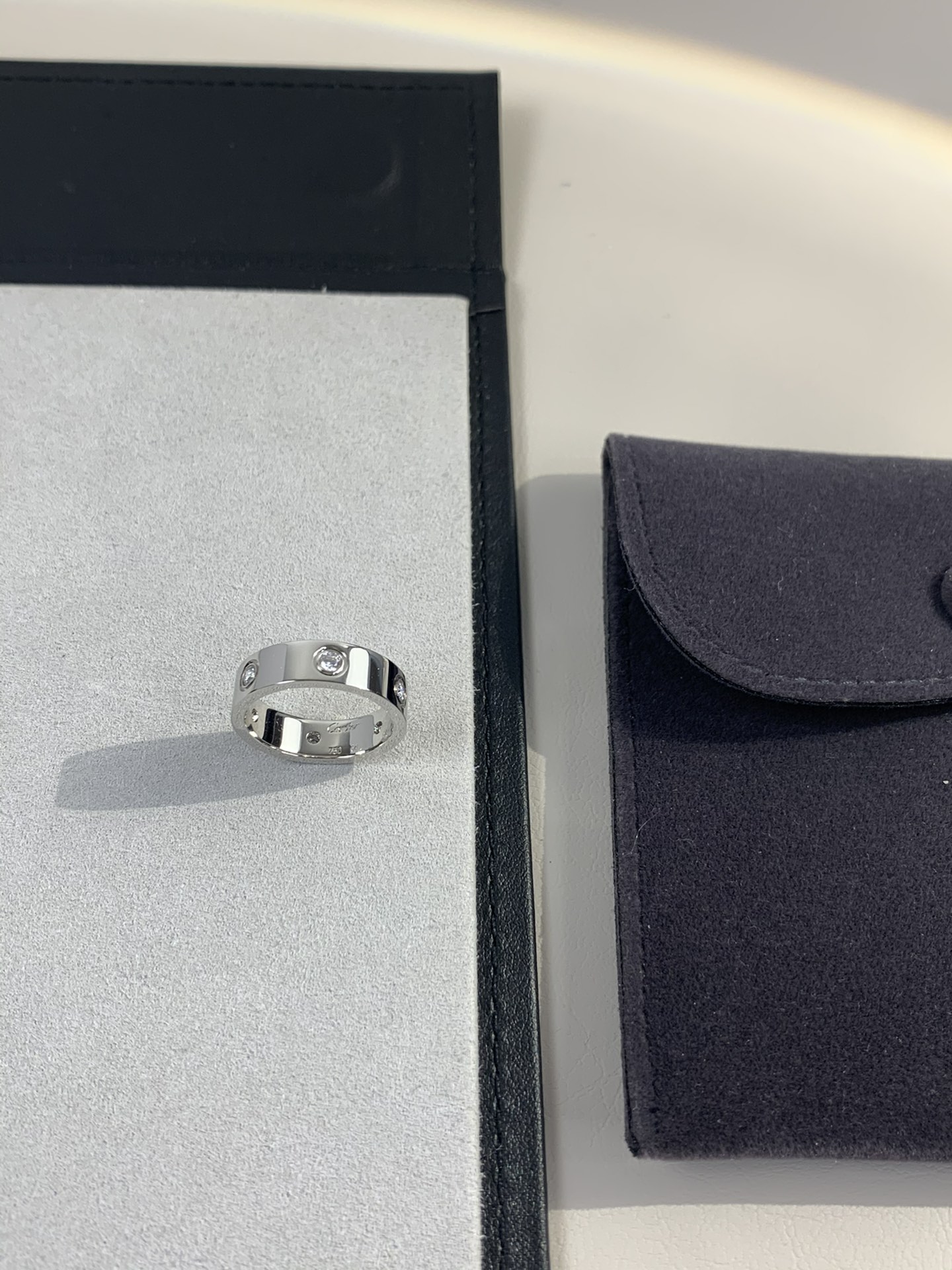
奢品推荐 love 宽版六钻love对戒💍（尺寸56789美号）
✨现在的情侣十有八九都会选择love