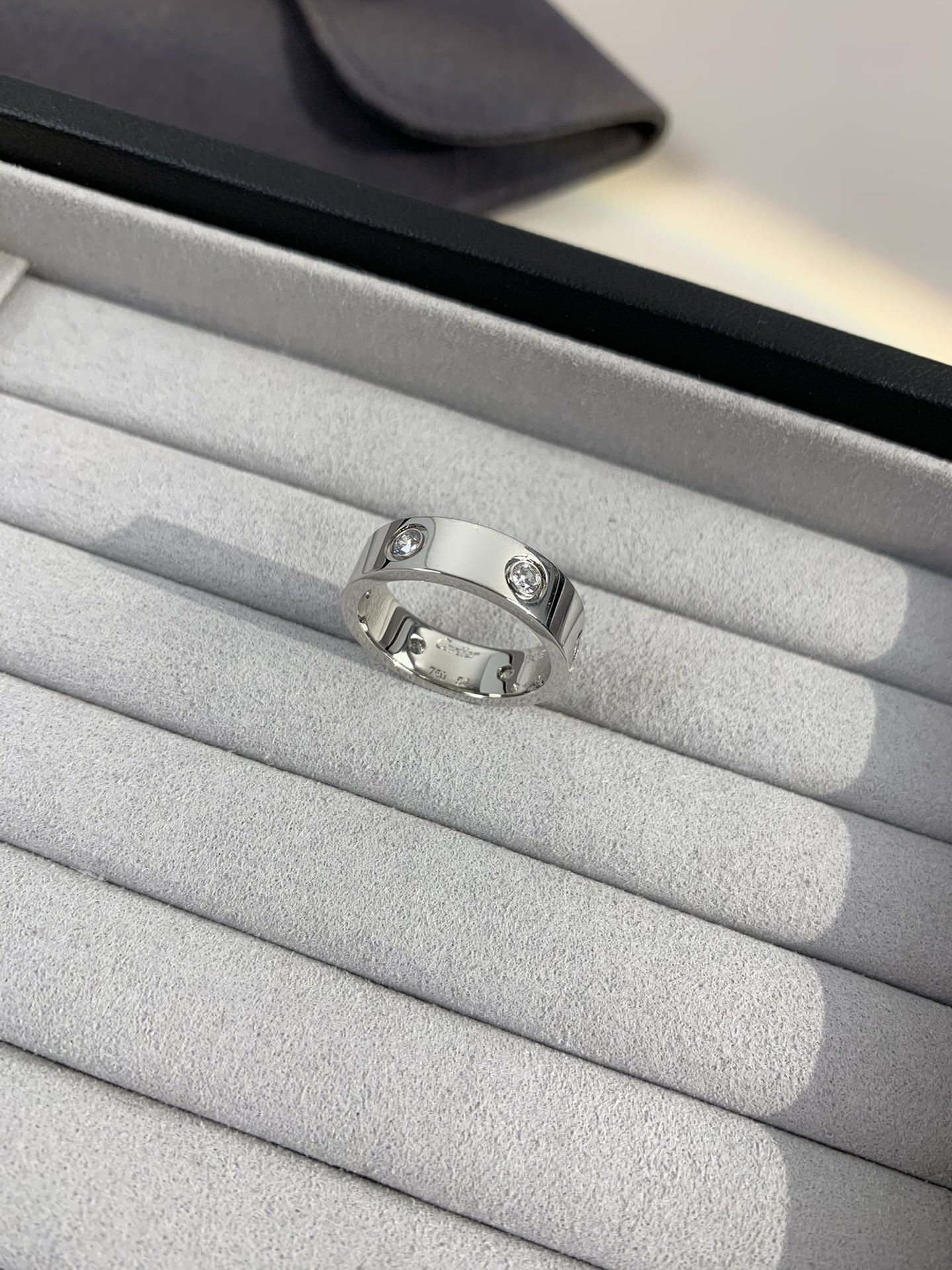 
奢品推荐 love 宽版六钻love对戒💍（尺寸56789美号）
✨现在的情侣十有八九都会选择love