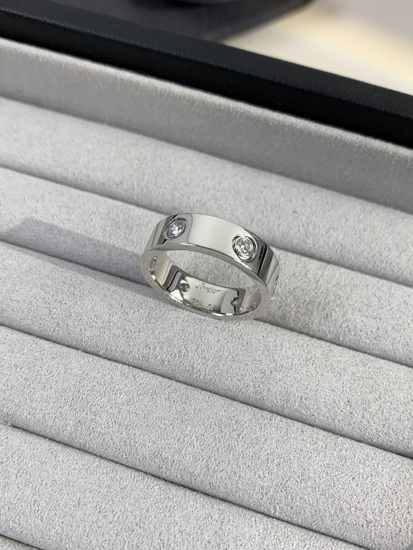 
奢品推荐 love 宽版六钻love对戒💍（尺寸56789美号）
✨现在的情侣十有八九都会选择love