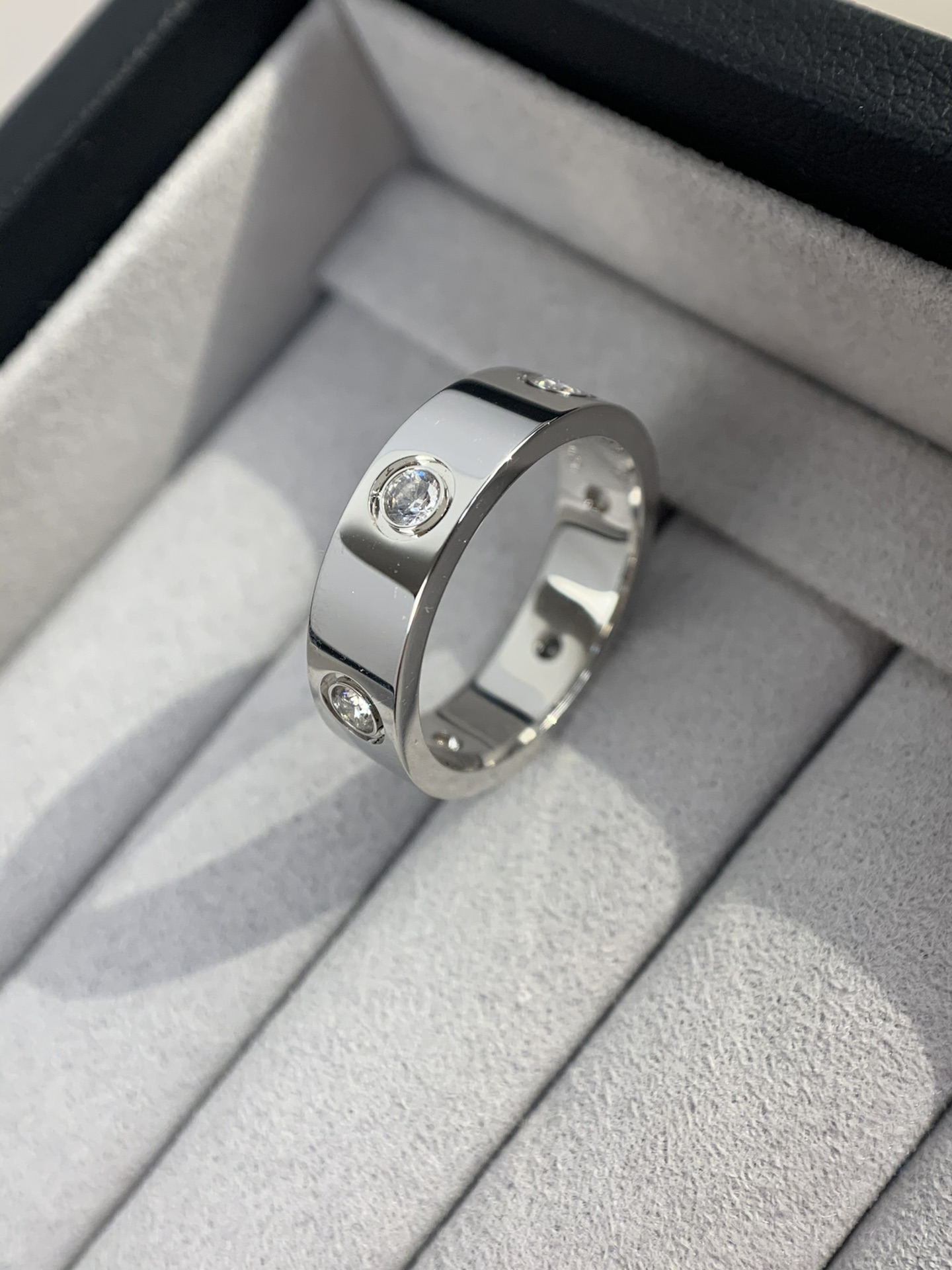 
奢品推荐 love 宽版六钻love对戒💍（尺寸56789美号）
✨现在的情侣十有八九都会选择love
