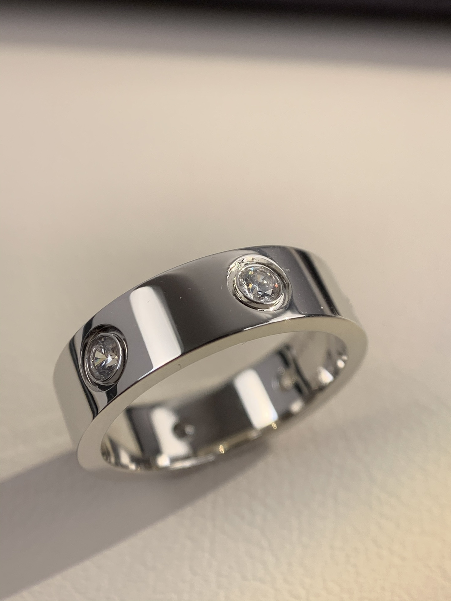 
奢品推荐 love 宽版六钻love对戒💍（尺寸56789美号）
✨现在的情侣十有八九都会选择love
