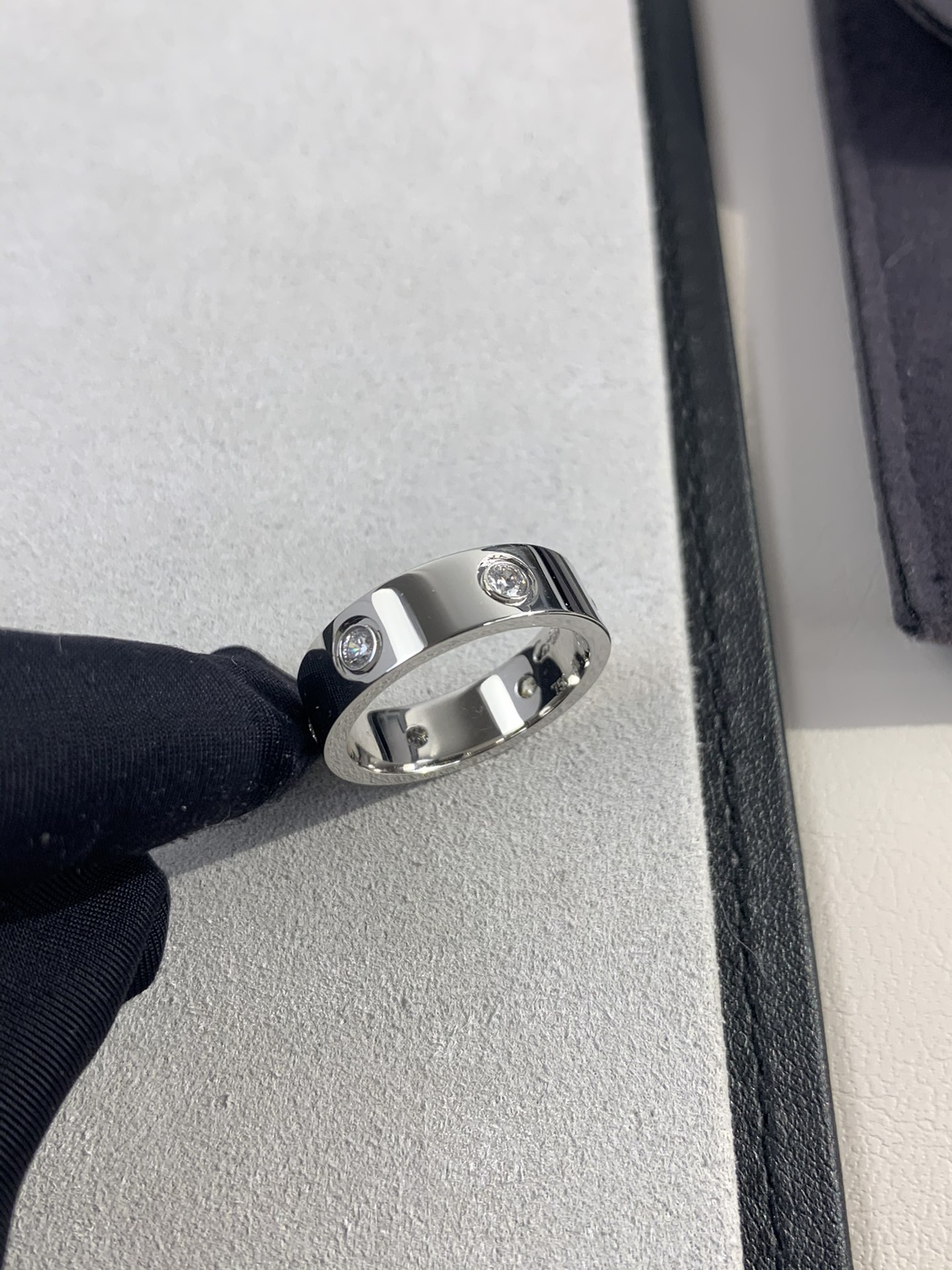 
奢品推荐 love 宽版六钻love对戒💍（尺寸56789美号）
✨现在的情侣十有八九都会选择love