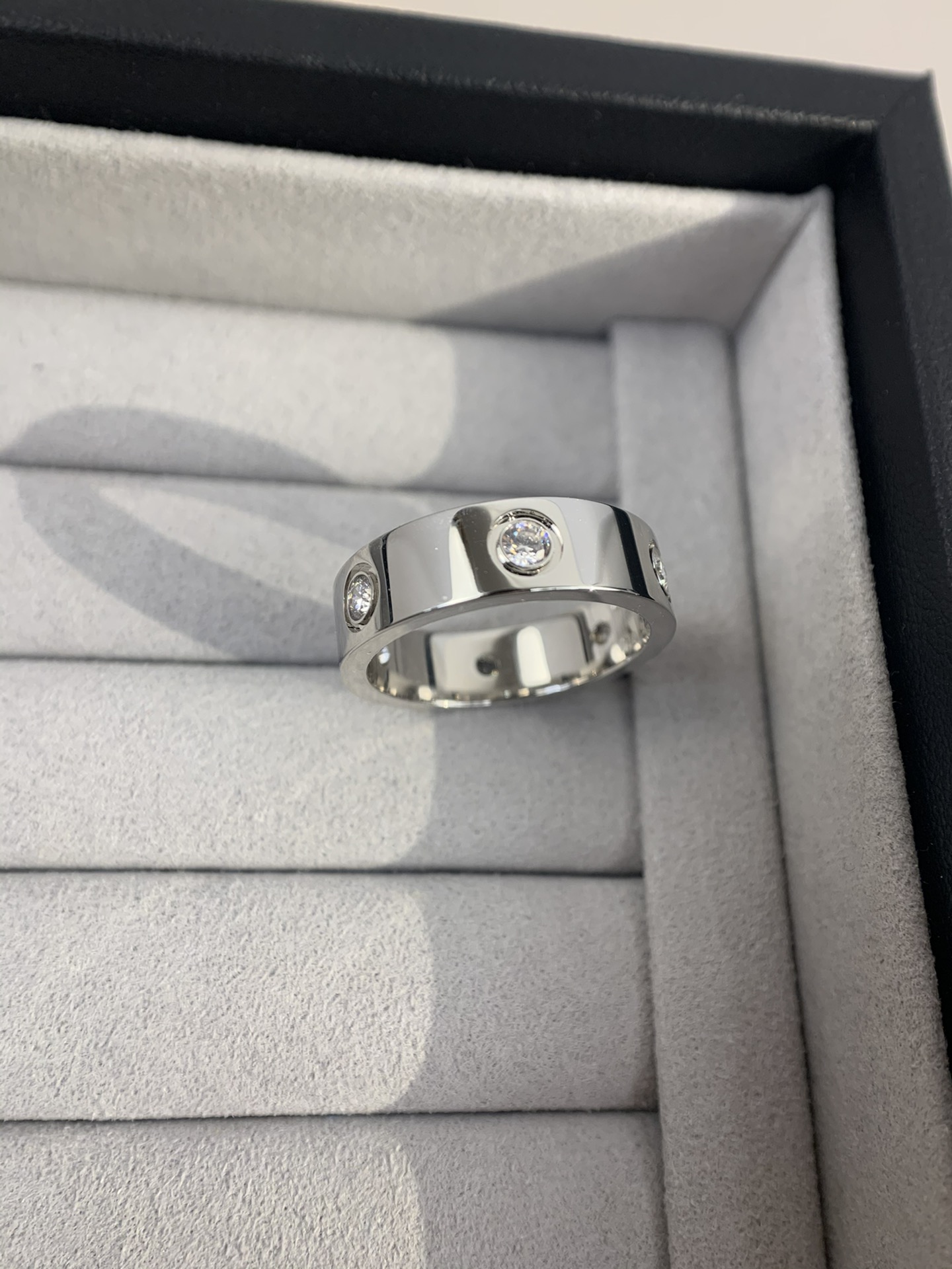 
奢品推荐 love 宽版六钻love对戒💍（尺寸56789美号）
✨现在的情侣十有八九都会选择love