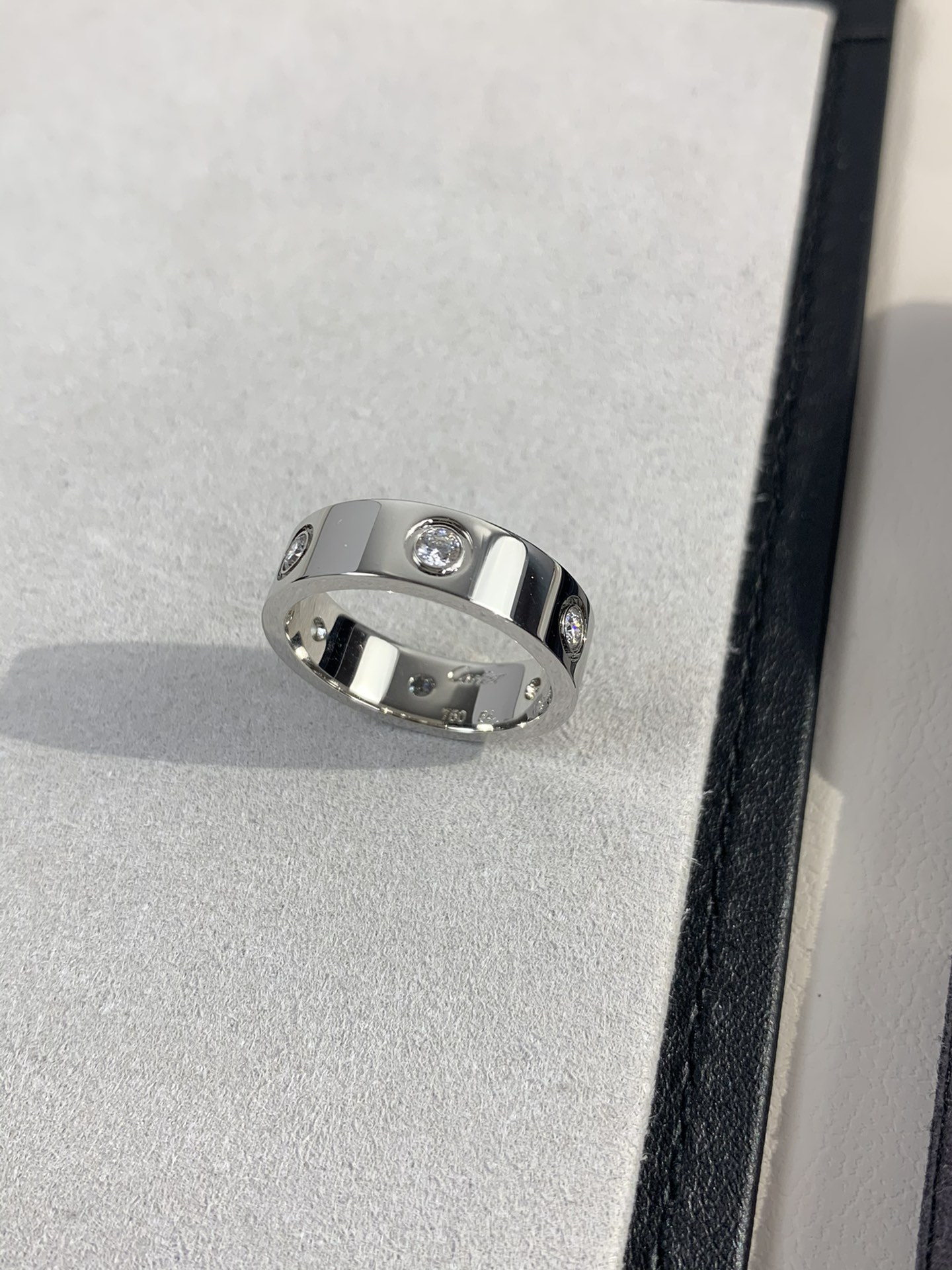 
奢品推荐 love 宽版六钻love对戒💍（尺寸56789美号）
✨现在的情侣十有八九都会选择love