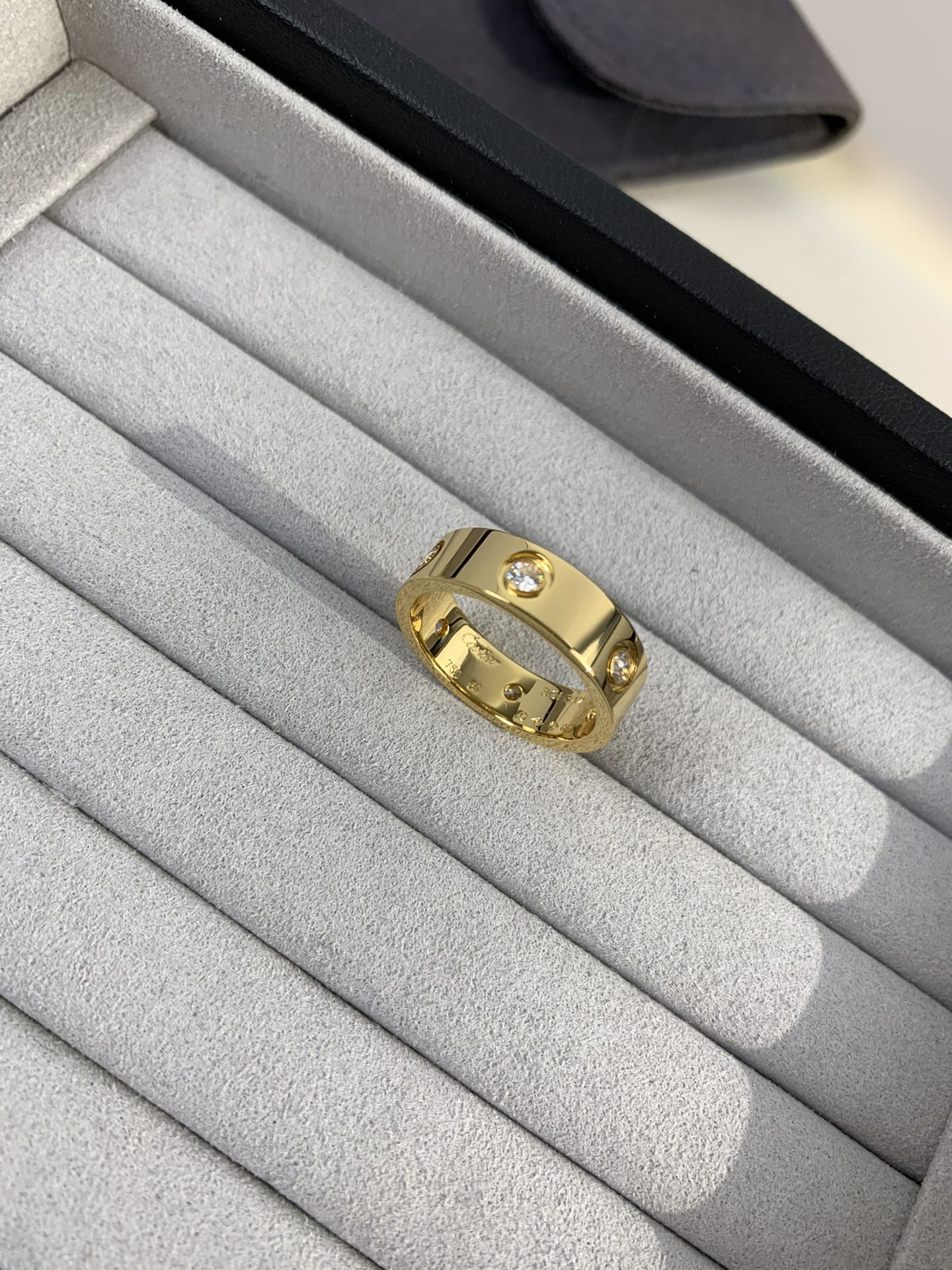 
奢品推荐 love 宽版六钻love对戒💍（尺寸56789美号）
✨现在的情侣十有八九都会选择love