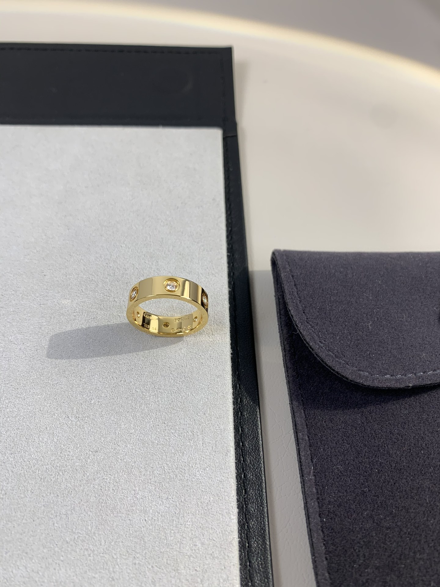 
奢品推荐 love 宽版六钻love对戒💍（尺寸56789美号）
✨现在的情侣十有八九都会选择love