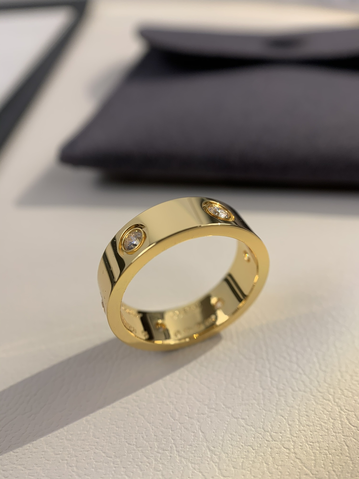 
奢品推荐 love 宽版六钻love对戒💍（尺寸56789美号）
✨现在的情侣十有八九都会选择love