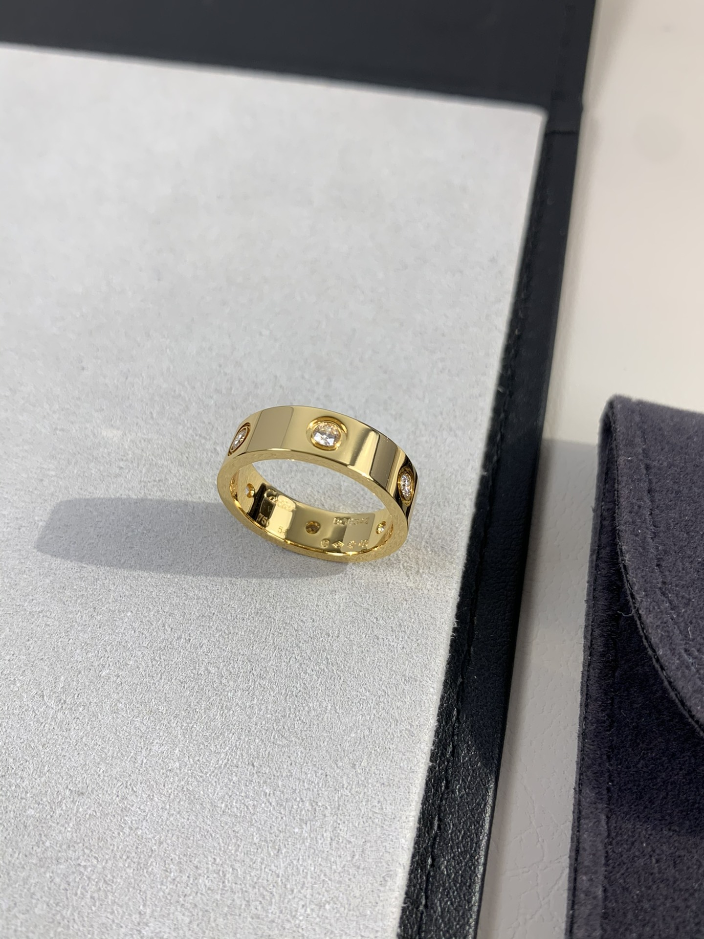 
奢品推荐 love 宽版六钻love对戒💍（尺寸56789美号）
✨现在的情侣十有八九都会选择love