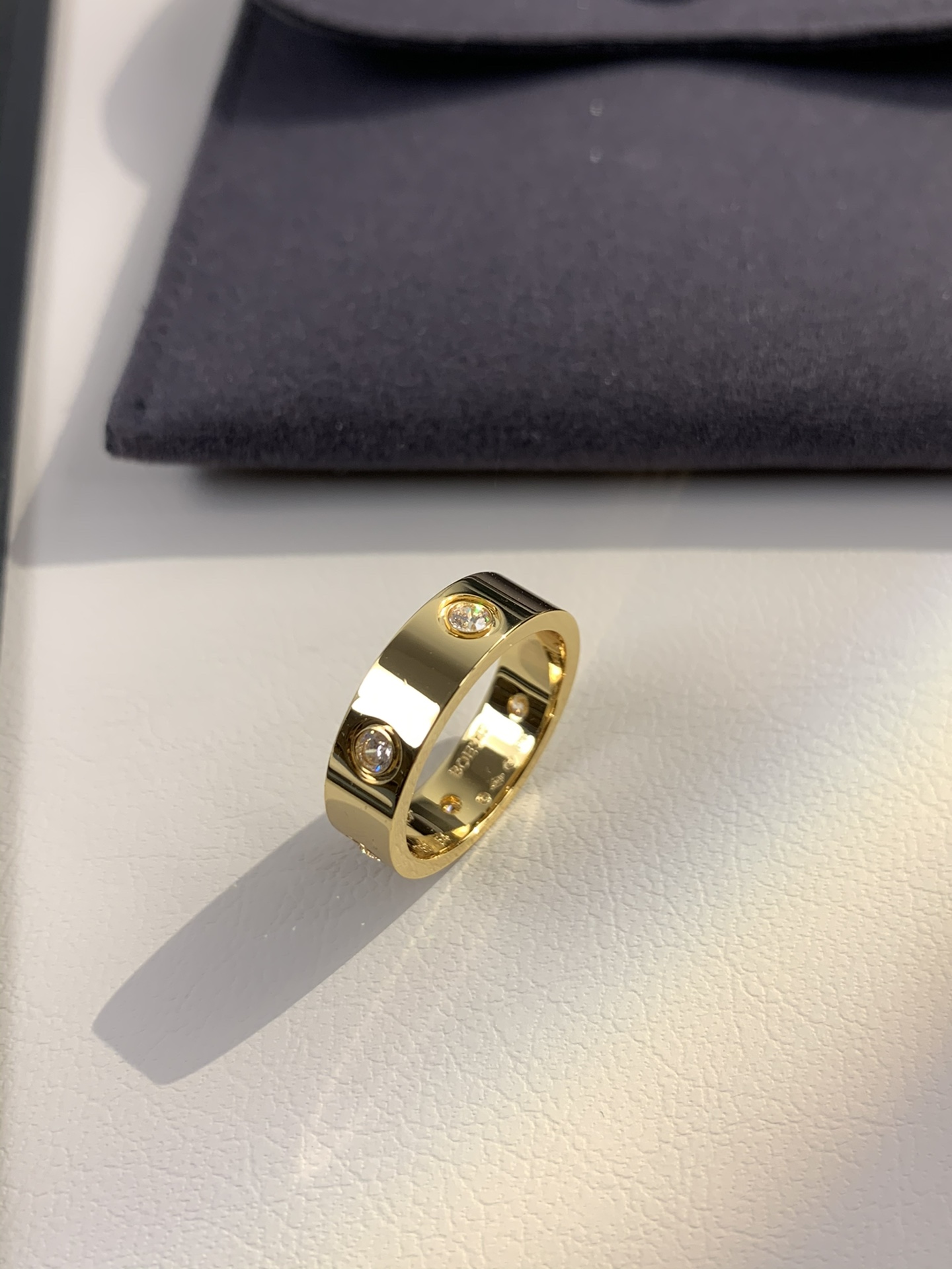 
奢品推荐 love 宽版六钻love对戒💍（尺寸56789美号）
✨现在的情侣十有八九都会选择love