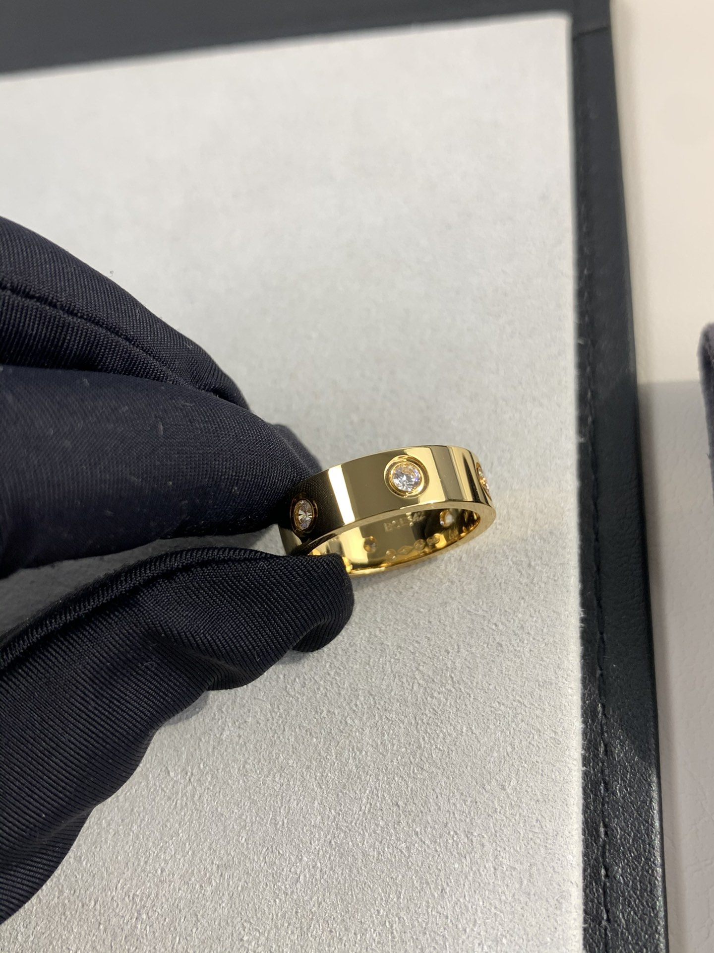 
奢品推荐 love 宽版六钻love对戒💍（尺寸56789美号）
✨现在的情侣十有八九都会选择love