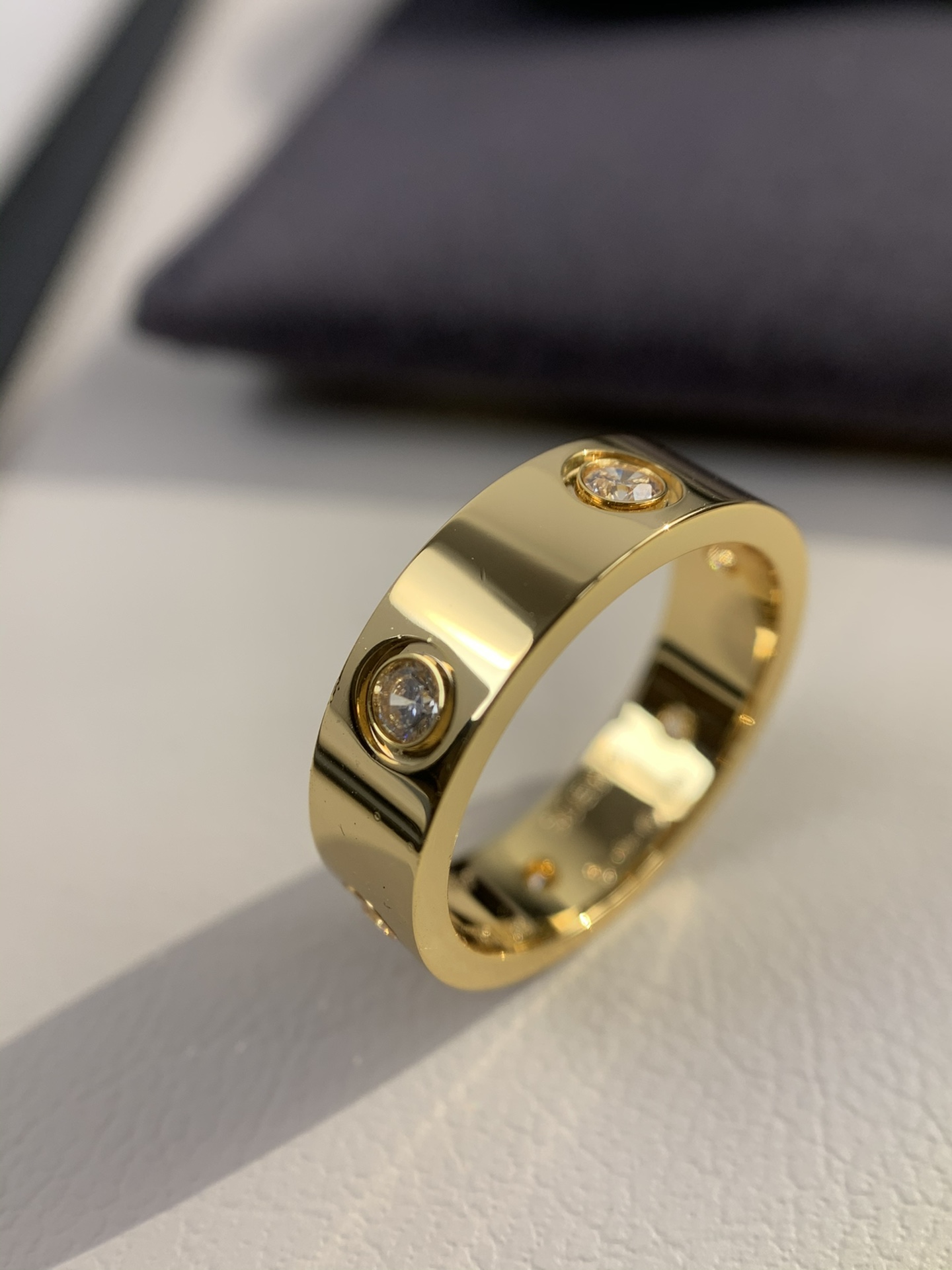 
奢品推荐 love 宽版六钻love对戒💍（尺寸56789美号）
✨现在的情侣十有八九都会选择love