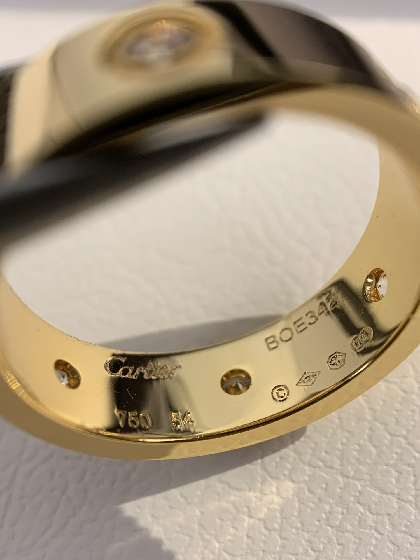 
奢品推荐 love 宽版六钻love对戒💍（尺寸56789美号）
✨现在的情侣十有八九都会选择love