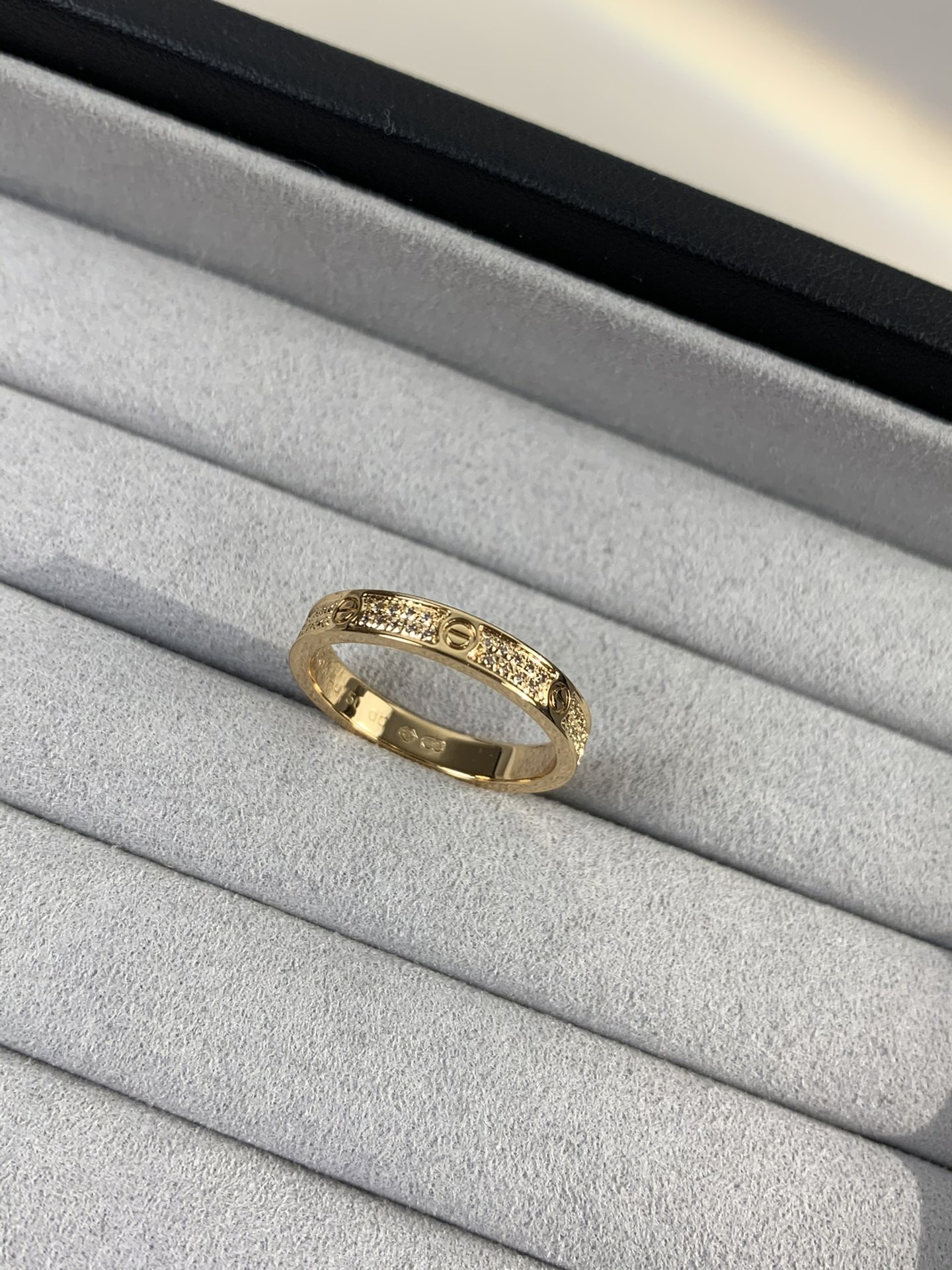 
奢品推荐 超窄love满天星对戒💍（尺寸5678美号）
✨现在的情侣十有八九都会选择love戒指，搭配
