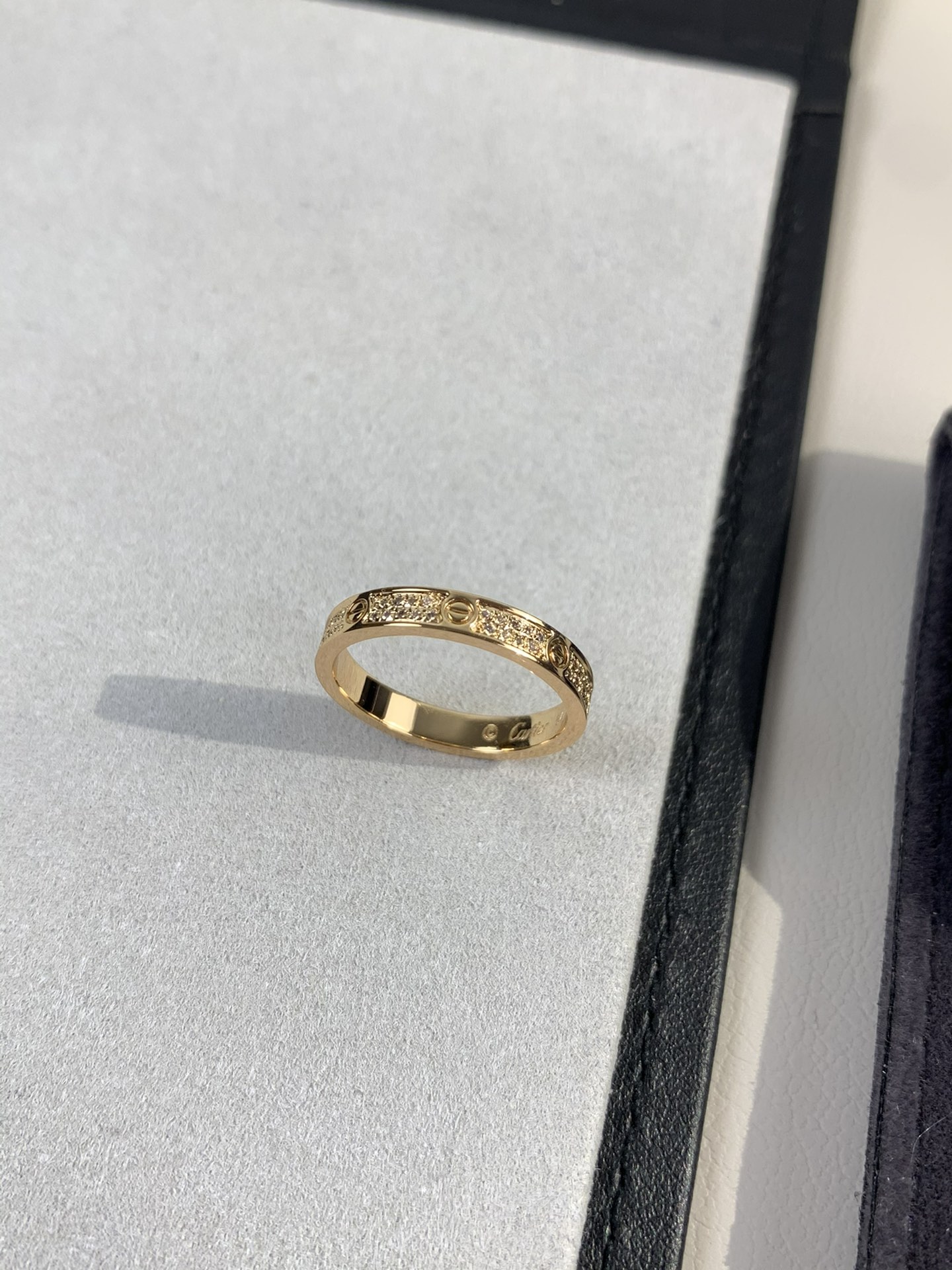 
奢品推荐 超窄love满天星对戒💍（尺寸5678美号）
✨现在的情侣十有八九都会选择love戒指，搭配