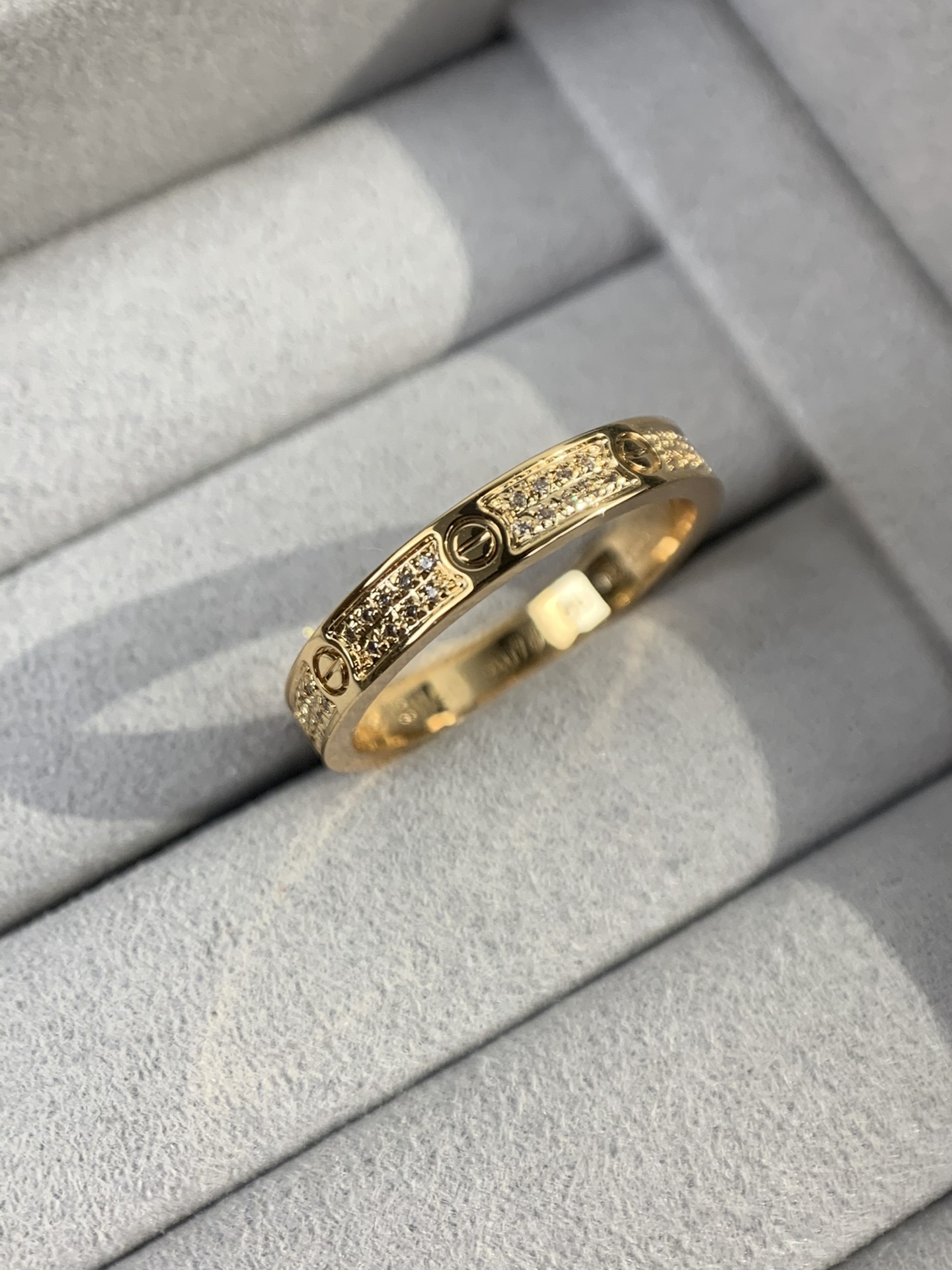 
奢品推荐 超窄love满天星对戒💍（尺寸5678美号）
✨现在的情侣十有八九都会选择love戒指，搭配
