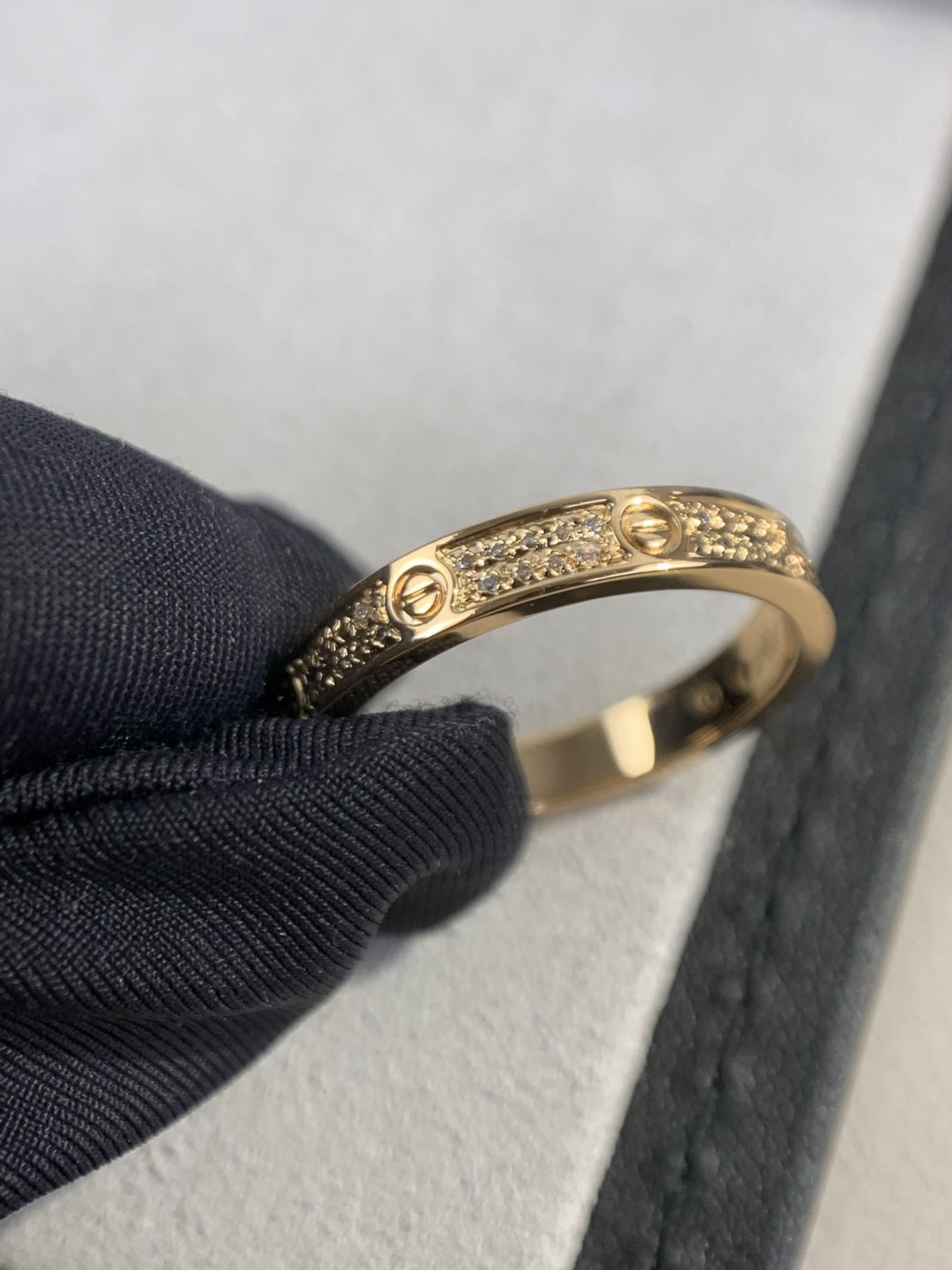 
奢品推荐 超窄love满天星对戒💍（尺寸5678美号）
✨现在的情侣十有八九都会选择love戒指，搭配