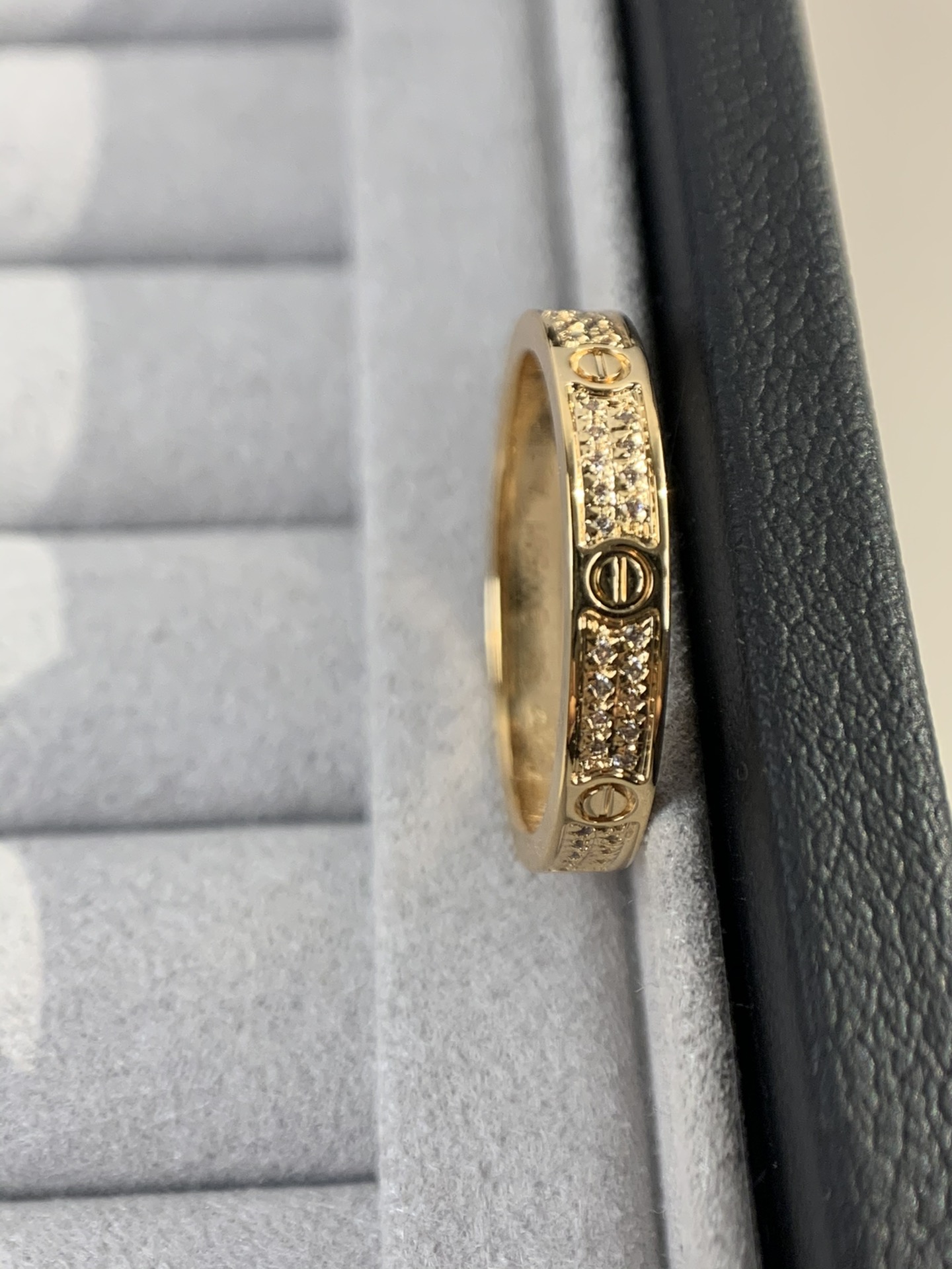 
奢品推荐 超窄love满天星对戒💍（尺寸5678美号）
✨现在的情侣十有八九都会选择love戒指，搭配