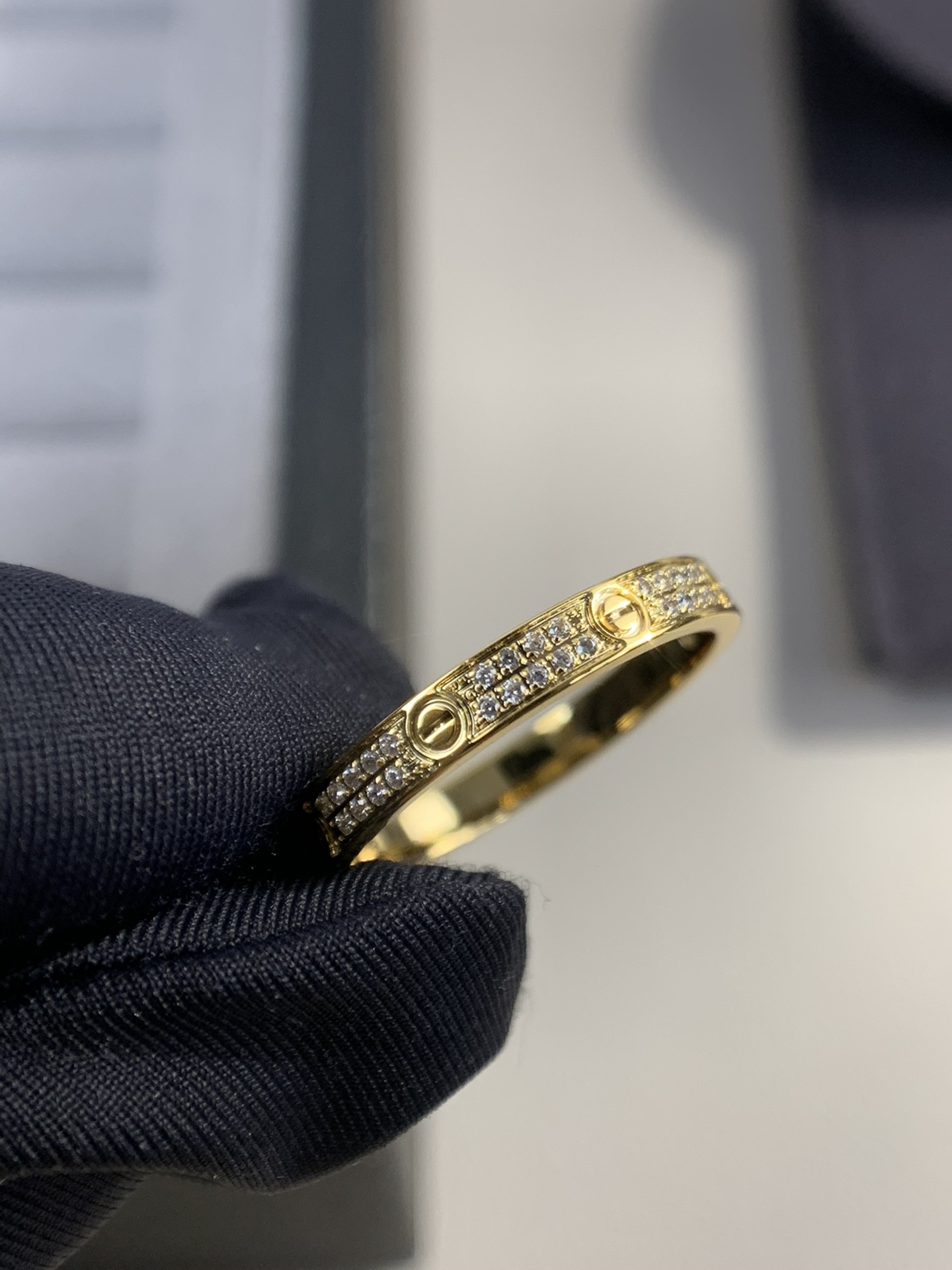 
奢品推荐 超窄love满天星对戒💍（尺寸5678美号）
✨现在的情侣十有八九都会选择love戒指，搭配