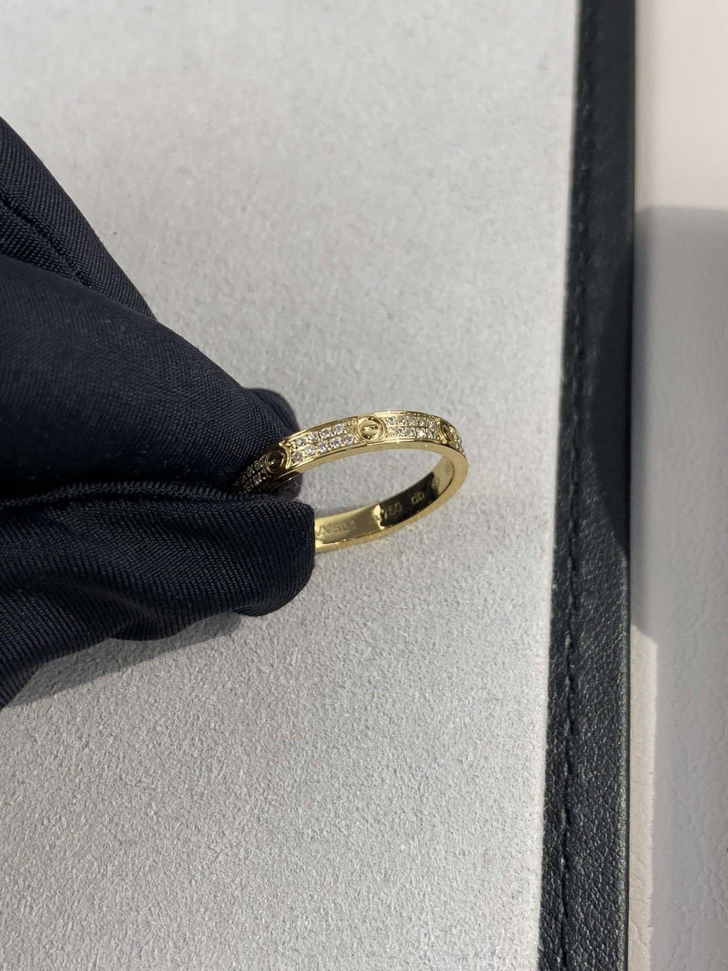 
奢品推荐 超窄love满天星对戒💍（尺寸5678美号）
✨现在的情侣十有八九都会选择love戒指，搭配