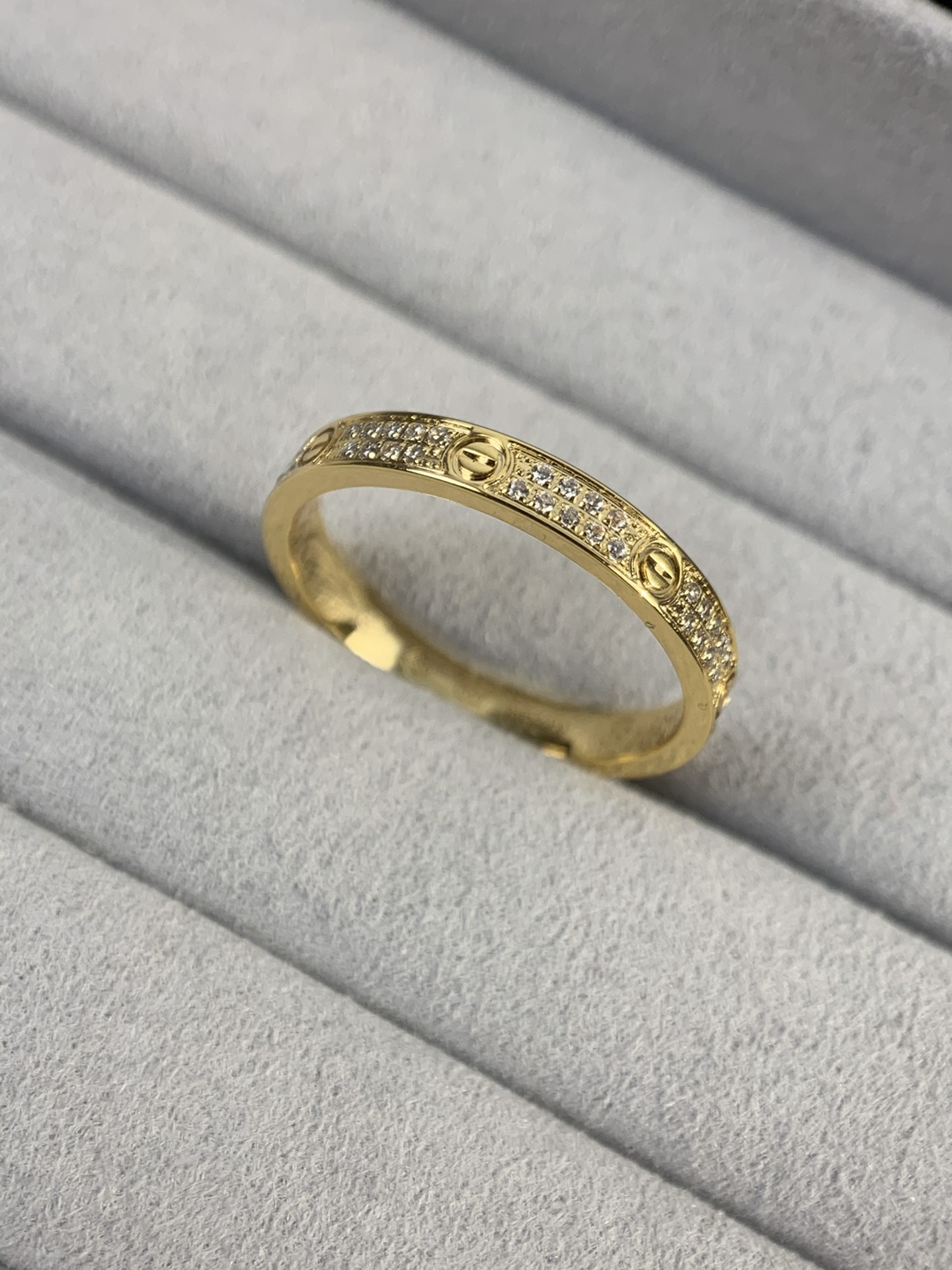 
奢品推荐 超窄love满天星对戒💍（尺寸5678美号）
✨现在的情侣十有八九都会选择love戒指，搭配