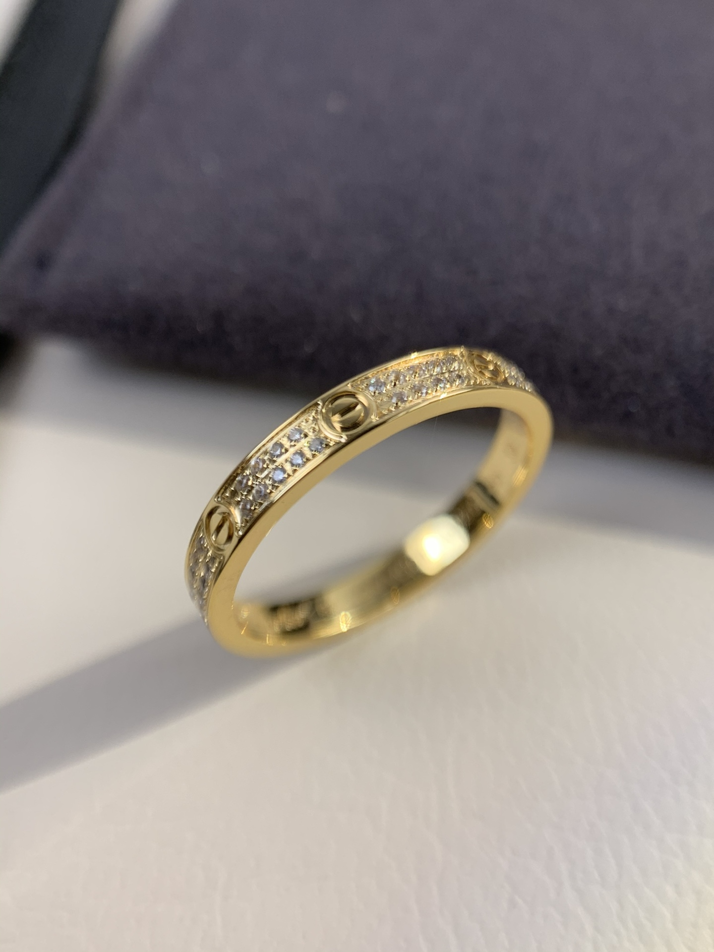 
奢品推荐 超窄love满天星对戒💍（尺寸5678美号）
✨现在的情侣十有八九都会选择love戒指，搭配