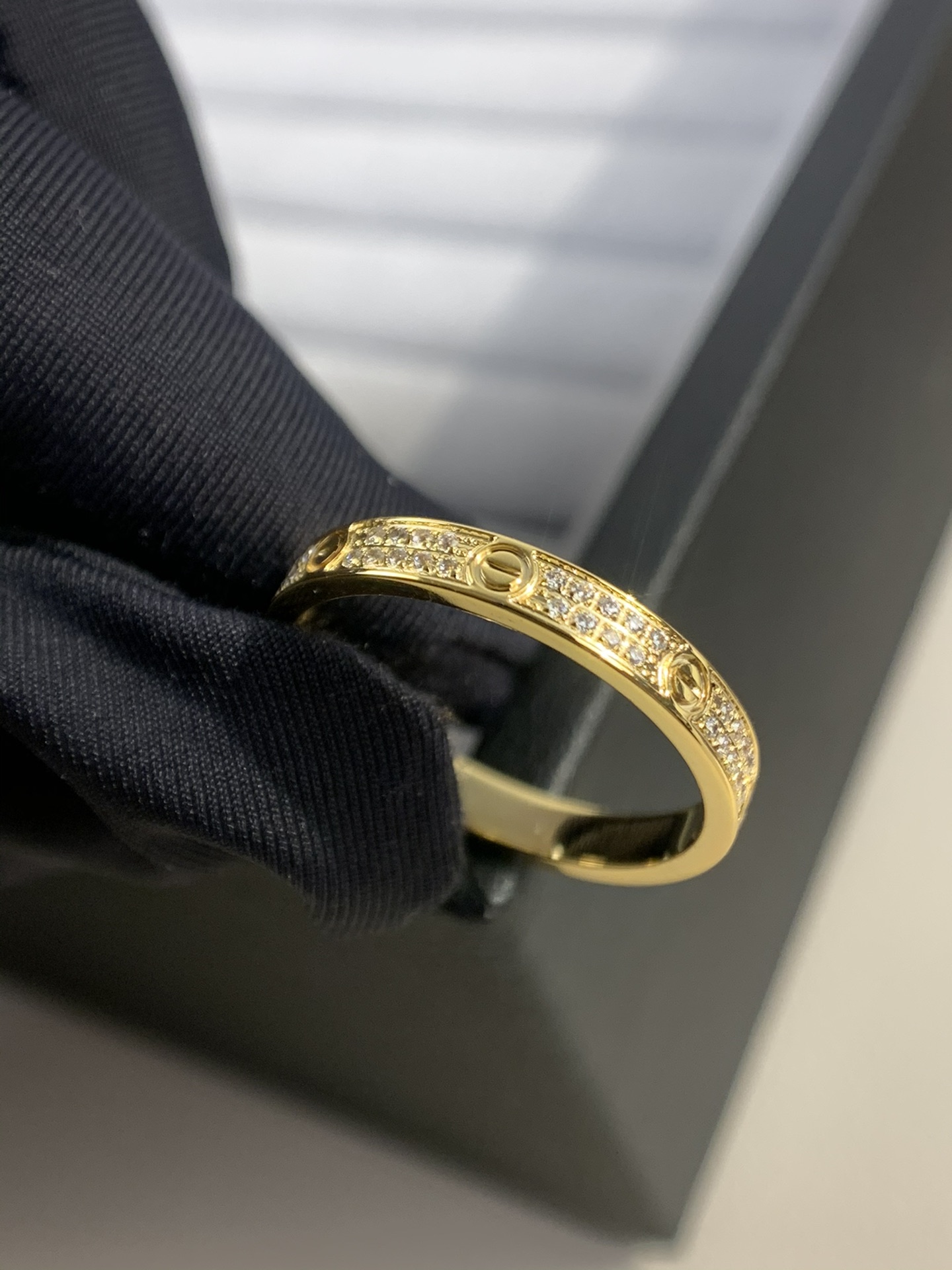 
奢品推荐 超窄love满天星对戒💍（尺寸5678美号）
✨现在的情侣十有八九都会选择love戒指，搭配