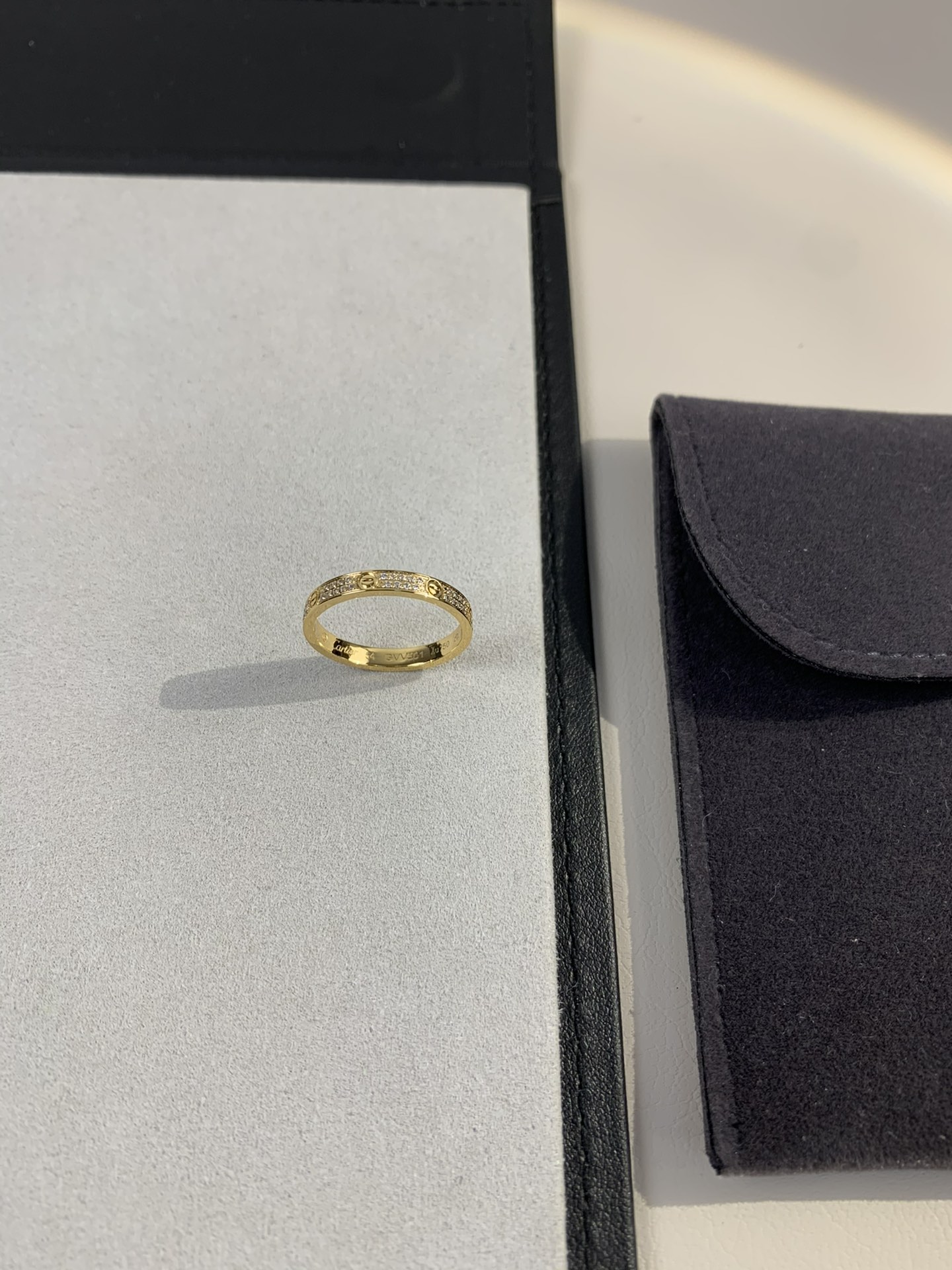 
奢品推荐 超窄love满天星对戒💍（尺寸5678美号）
✨现在的情侣十有八九都会选择love戒指，搭配