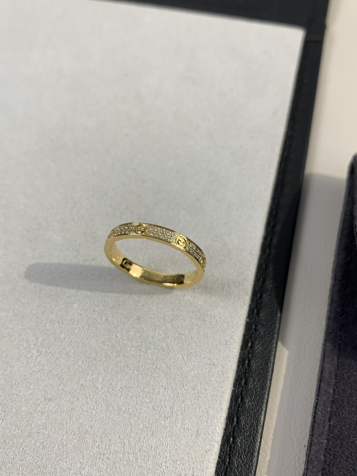
奢品推荐 超窄love满天星对戒💍（尺寸5678美号）
✨现在的情侣十有八九都会选择love戒指，搭配