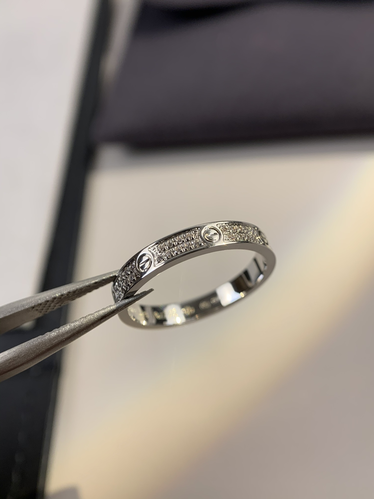 
奢品推荐 超窄love满天星对戒💍（尺寸5678美号）
✨现在的情侣十有八九都会选择love戒指，搭配