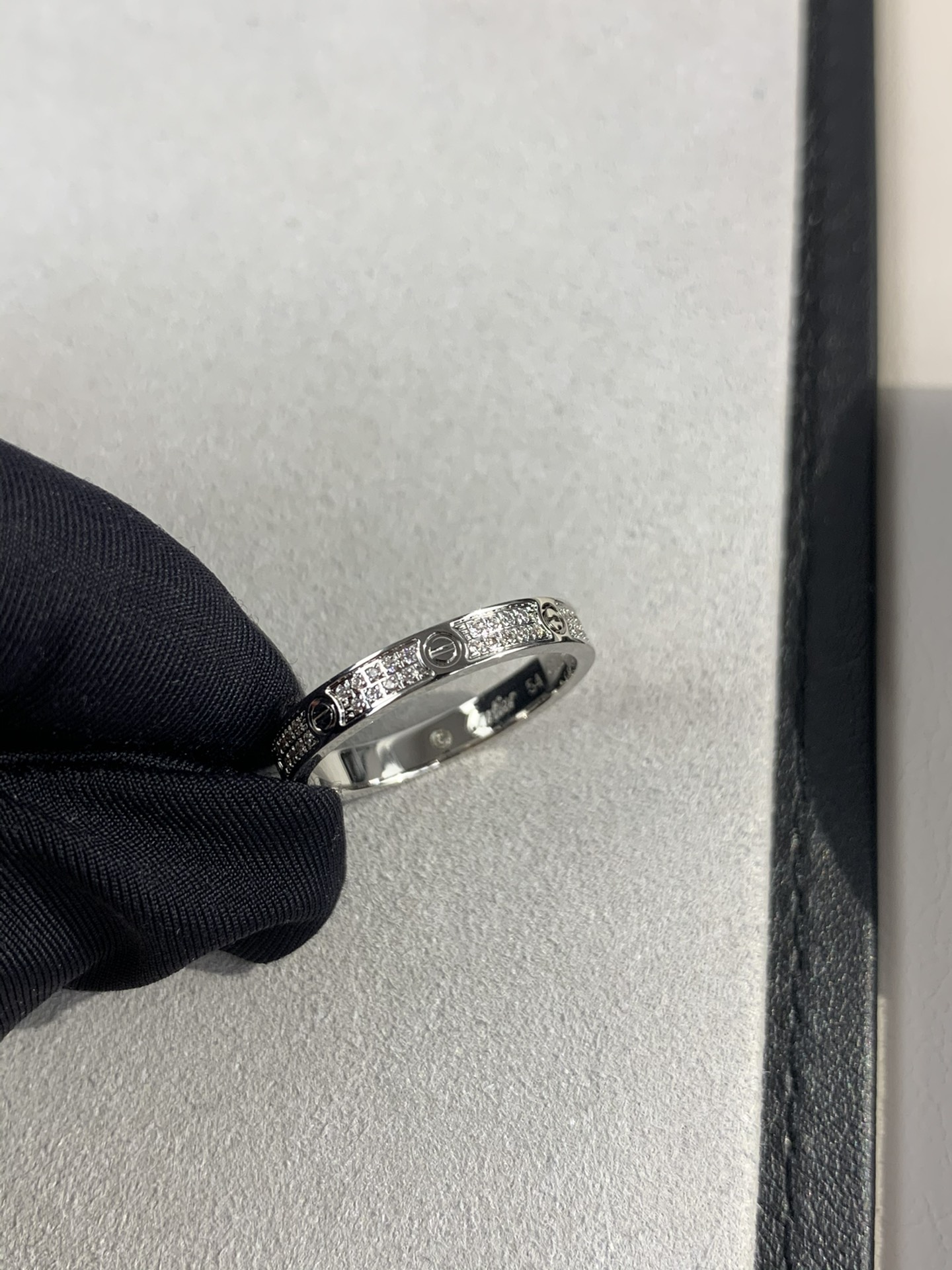 
奢品推荐 超窄love满天星对戒💍（尺寸5678美号）
✨现在的情侣十有八九都会选择love戒指，搭配
