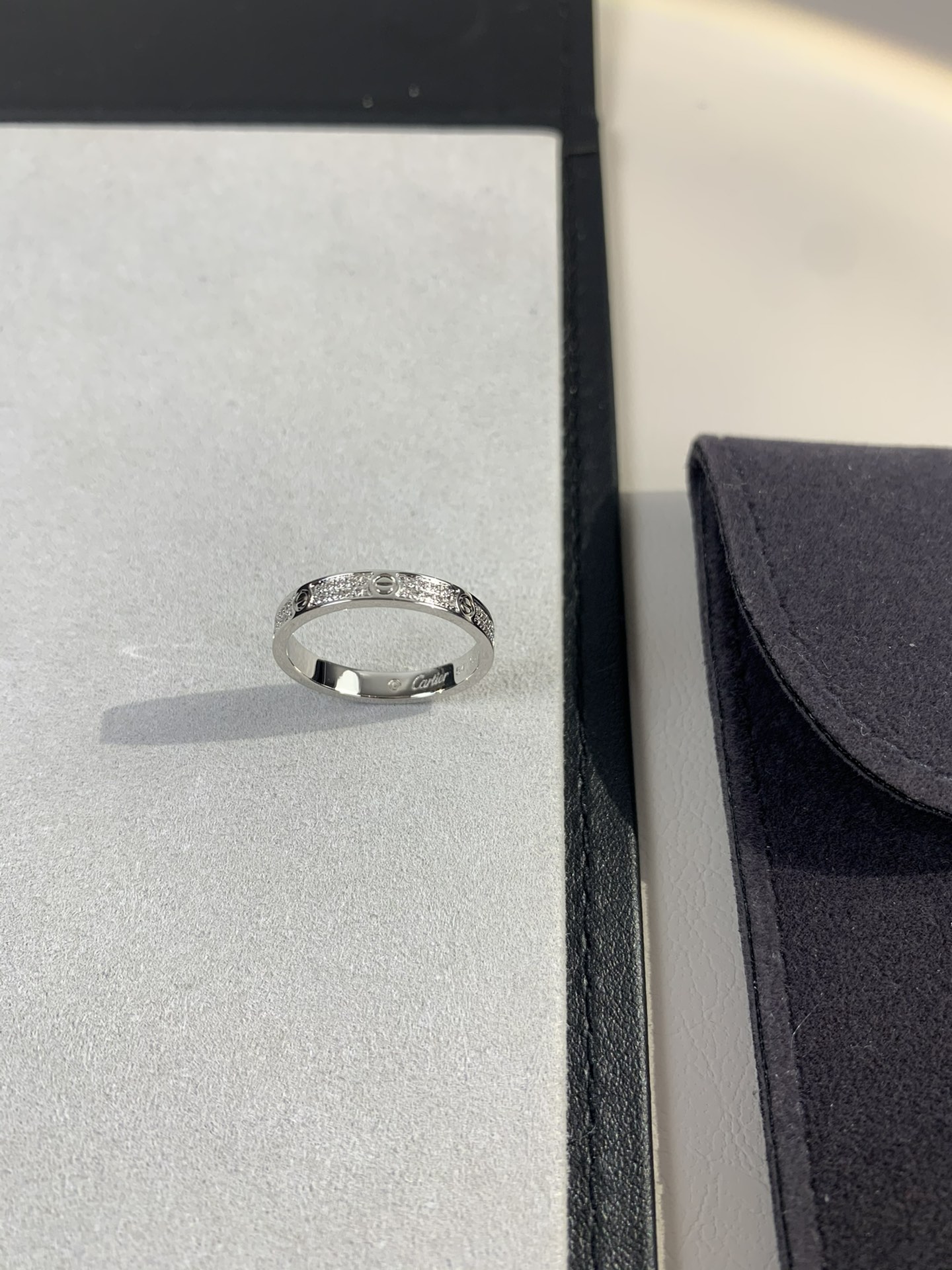 
奢品推荐 超窄love满天星对戒💍（尺寸5678美号）
✨现在的情侣十有八九都会选择love戒指，搭配