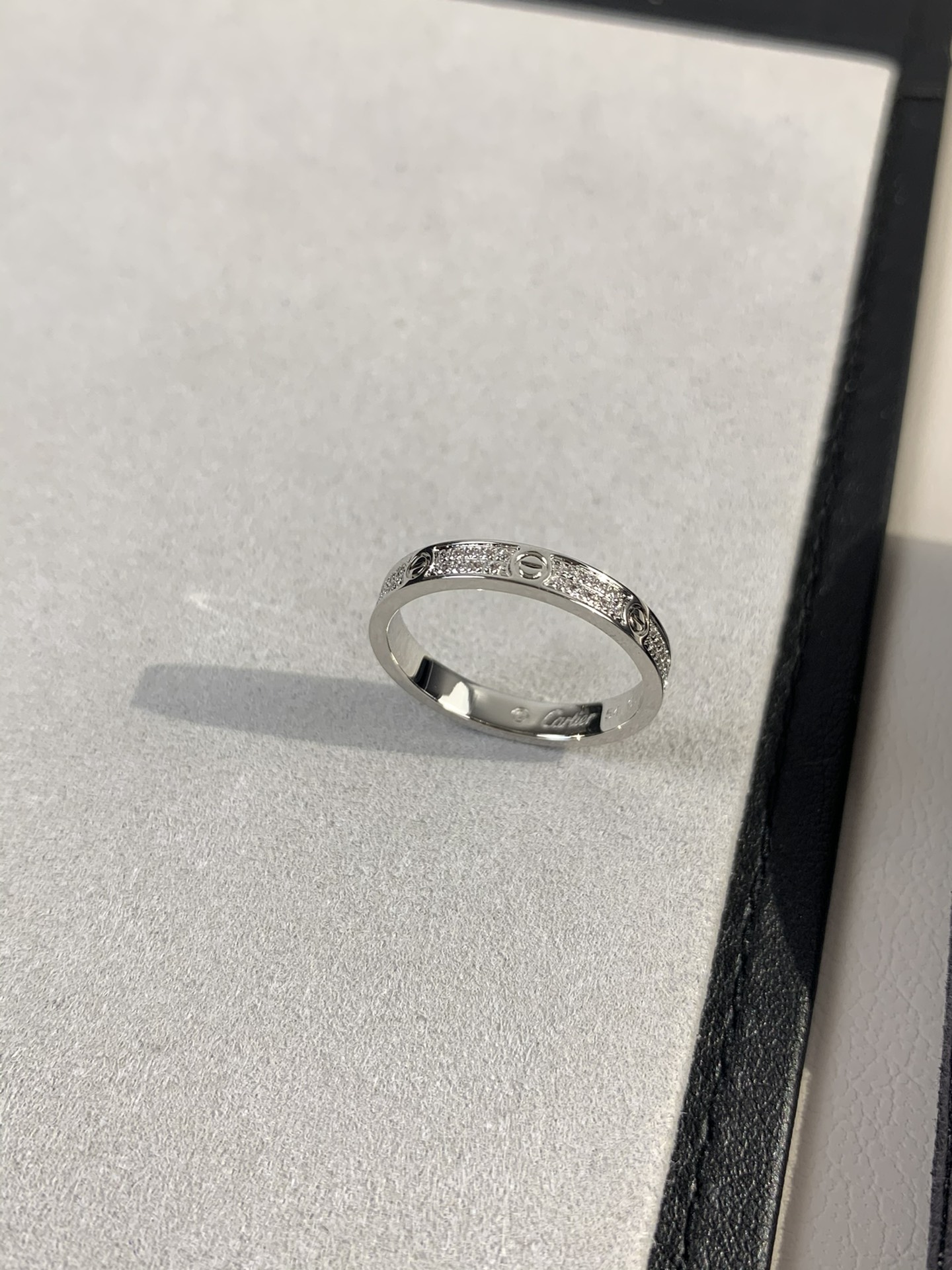 
奢品推荐 超窄love满天星对戒💍（尺寸5678美号）
✨现在的情侣十有八九都会选择love戒指，搭配
