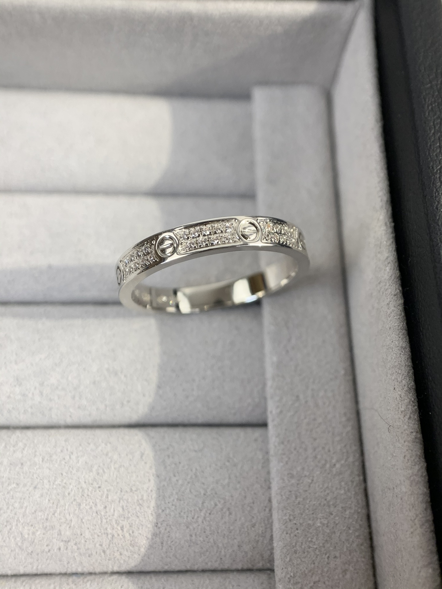 
奢品推荐 超窄love满天星对戒💍（尺寸5678美号）
✨现在的情侣十有八九都会选择love戒指，搭配