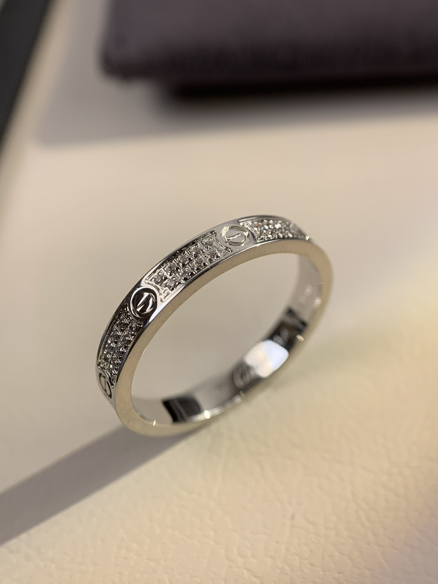 
奢品推荐 超窄love满天星对戒💍（尺寸5678美号）
✨现在的情侣十有八九都会选择love戒指，搭配