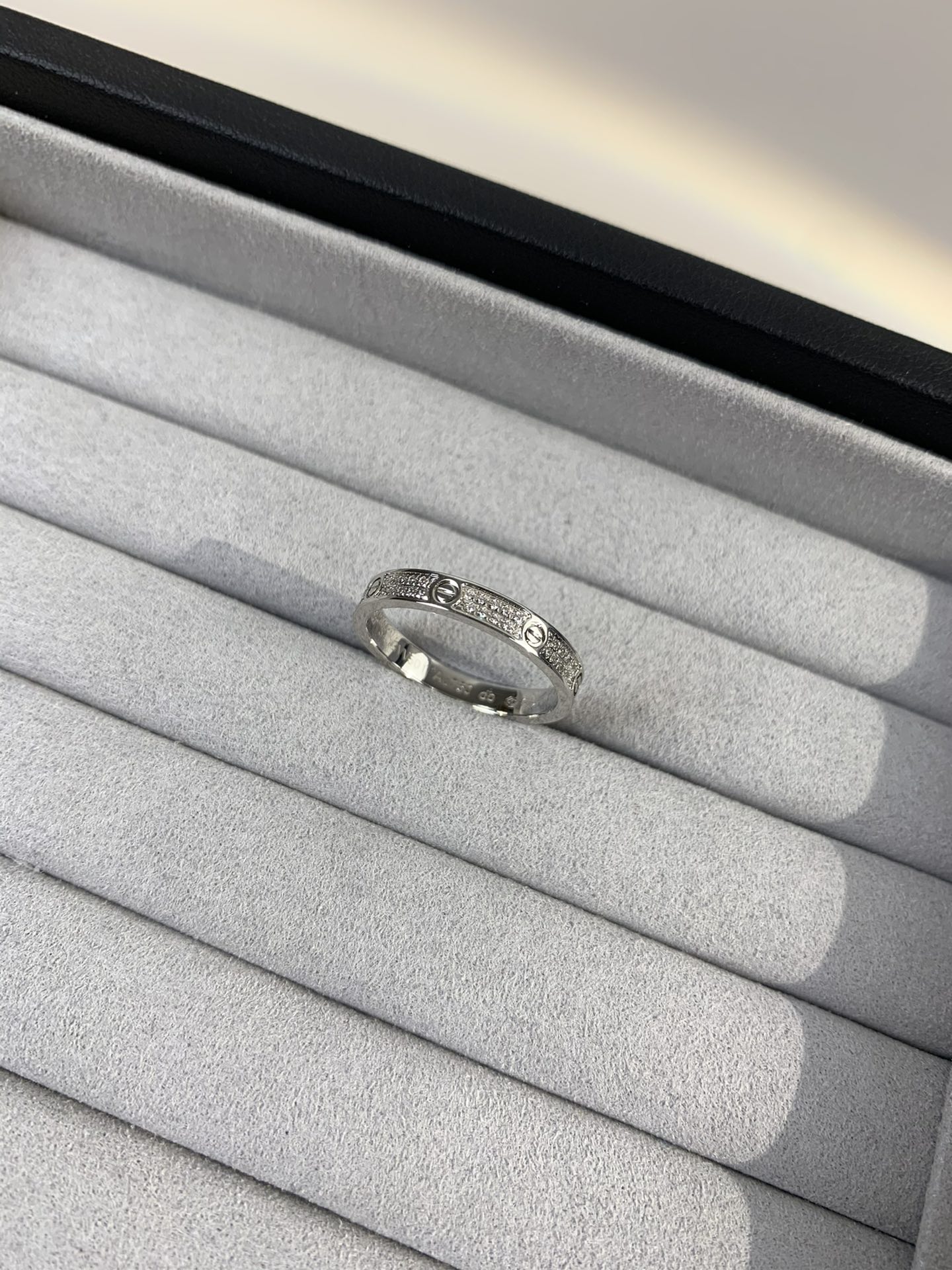 
奢品推荐 超窄love满天星对戒💍（尺寸5678美号）
✨现在的情侣十有八九都会选择love戒指，搭配