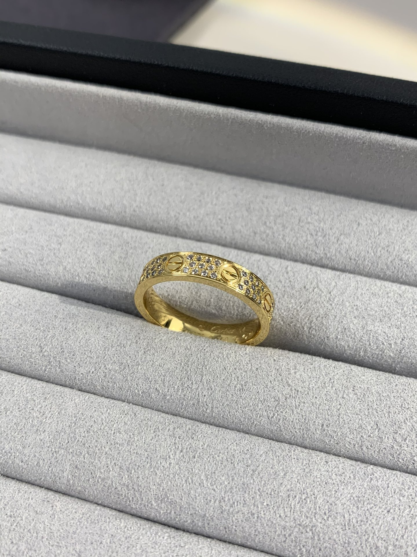 
窄式三排钻满天星戒指，纯手工微镶，CNC工艺（5678美号）
酷酷的卡家满天星戒指，个人觉得是系列里最