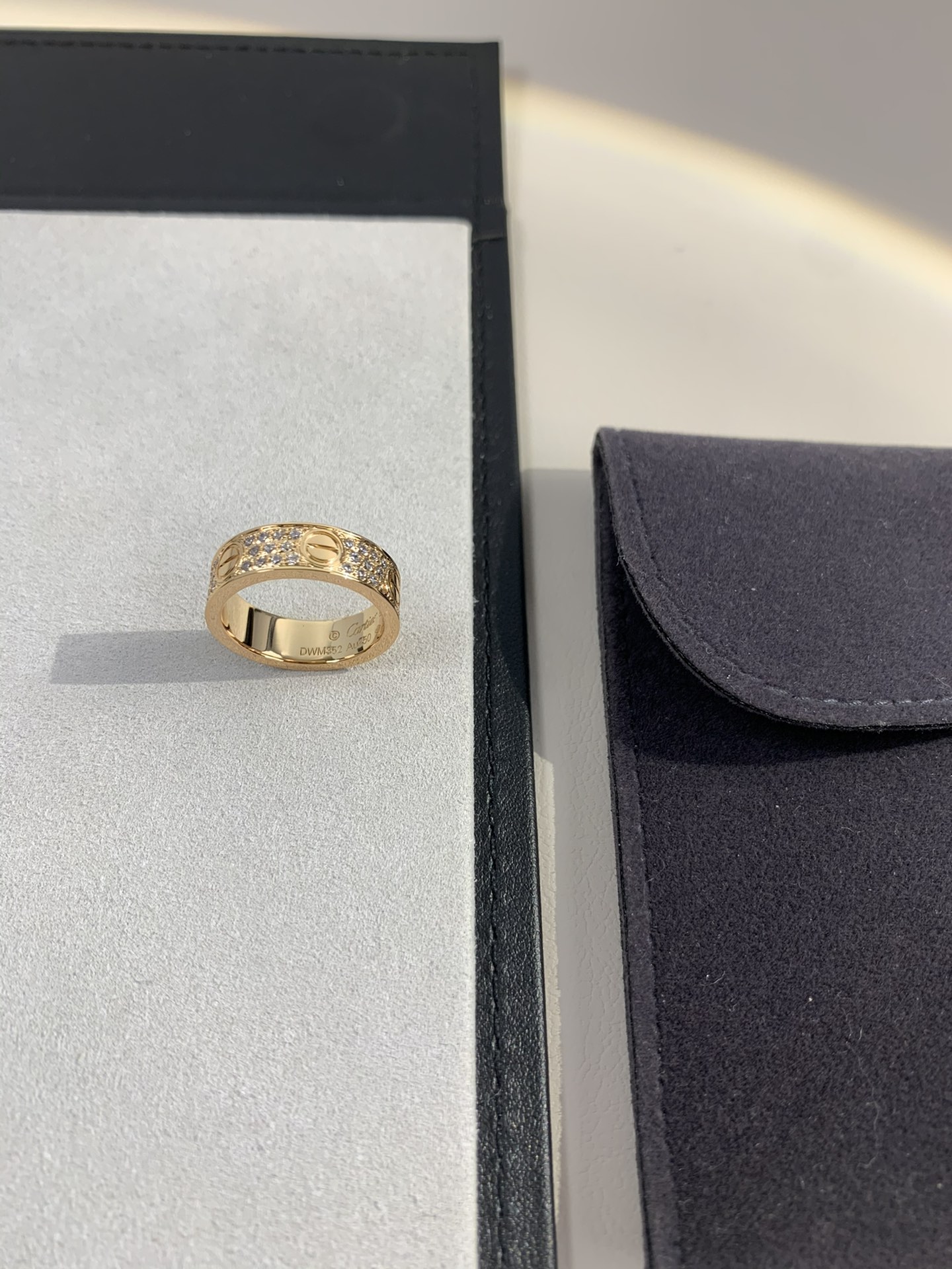 
奢品推荐 love 宽版满天星对戒💍（尺寸56789美号）
✨现在的情侣十有八九都会选择love戒指，