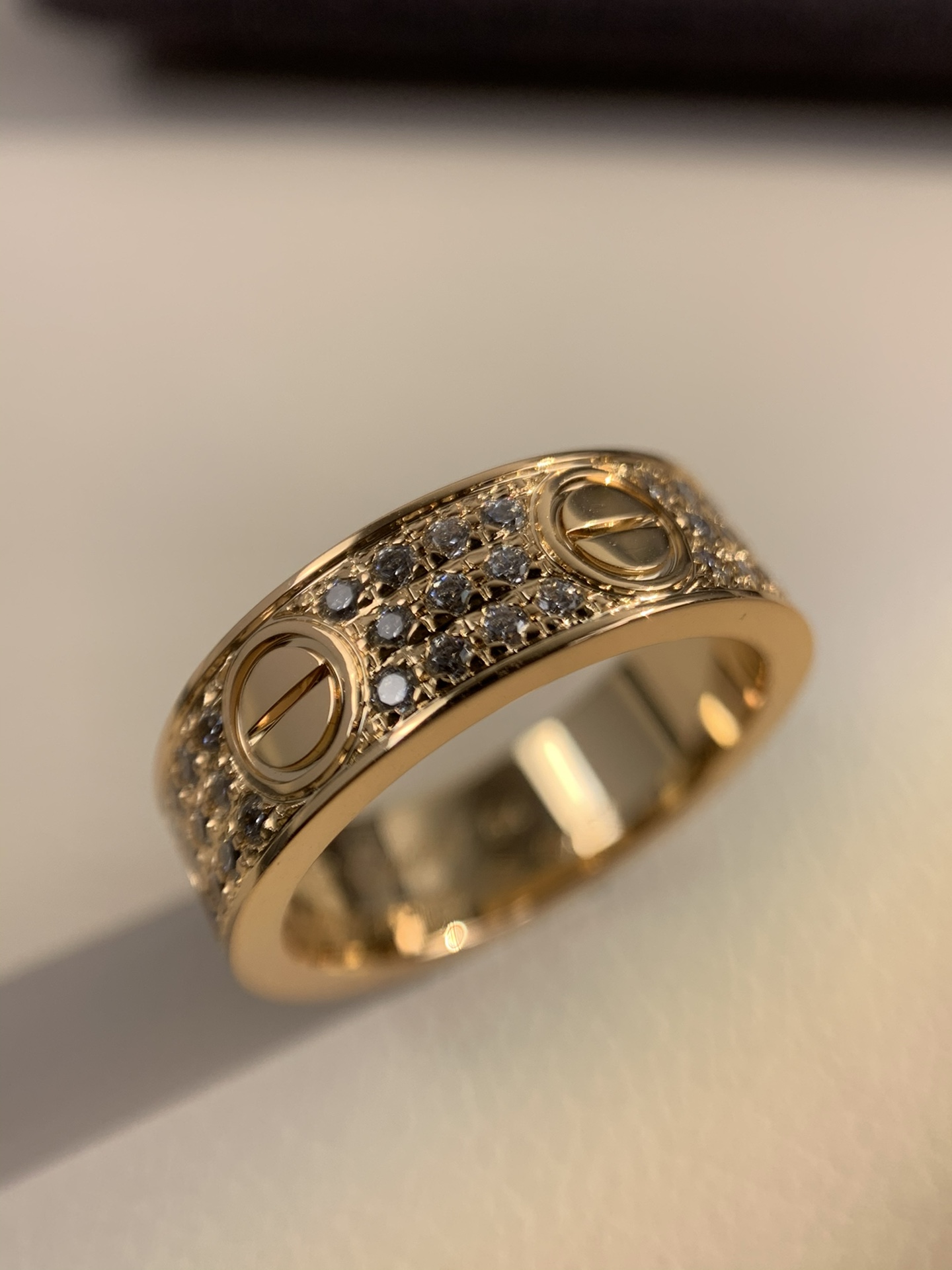 
奢品推荐 love 宽版满天星对戒💍（尺寸56789美号）
✨现在的情侣十有八九都会选择love戒指，