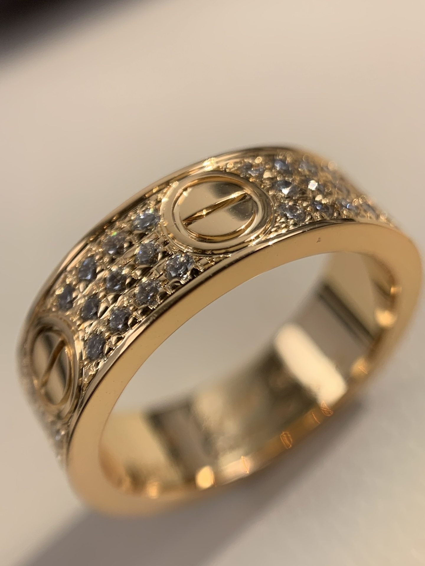 
奢品推荐 love 宽版满天星对戒💍（尺寸56789美号）
✨现在的情侣十有八九都会选择love戒指，