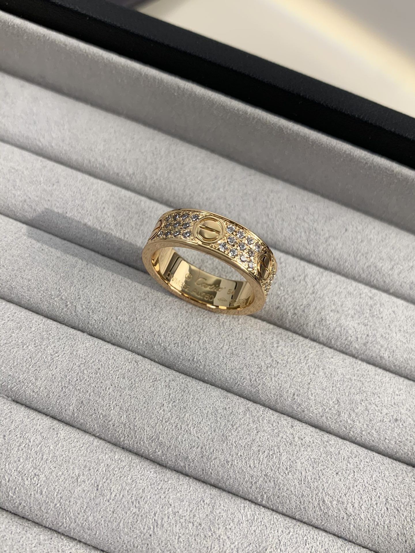 
奢品推荐 love 宽版满天星对戒💍（尺寸56789美号）
✨现在的情侣十有八九都会选择love戒指，