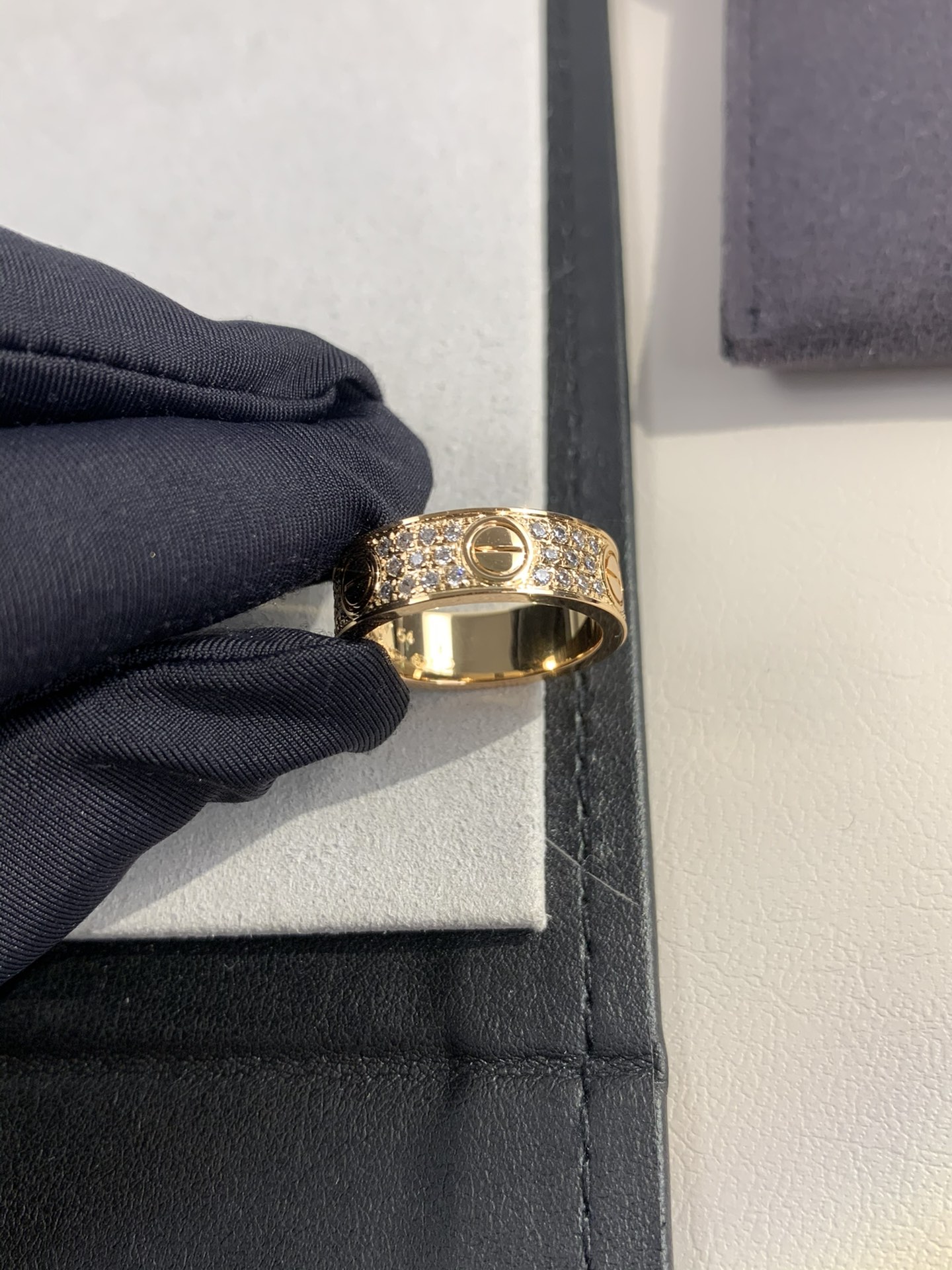 
奢品推荐 love 宽版满天星对戒💍（尺寸56789美号）
✨现在的情侣十有八九都会选择love戒指，