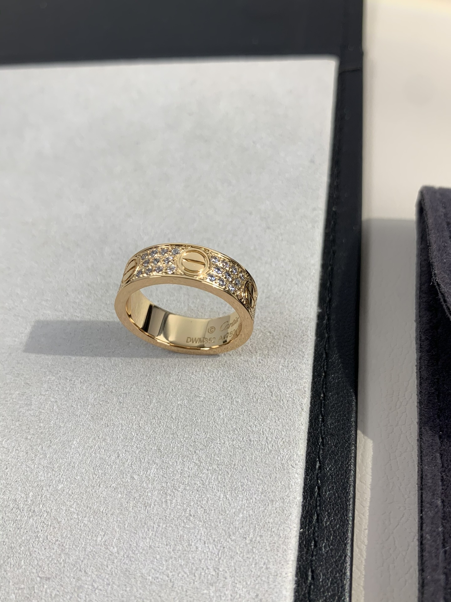 
奢品推荐 love 宽版满天星对戒💍（尺寸56789美号）
✨现在的情侣十有八九都会选择love戒指，