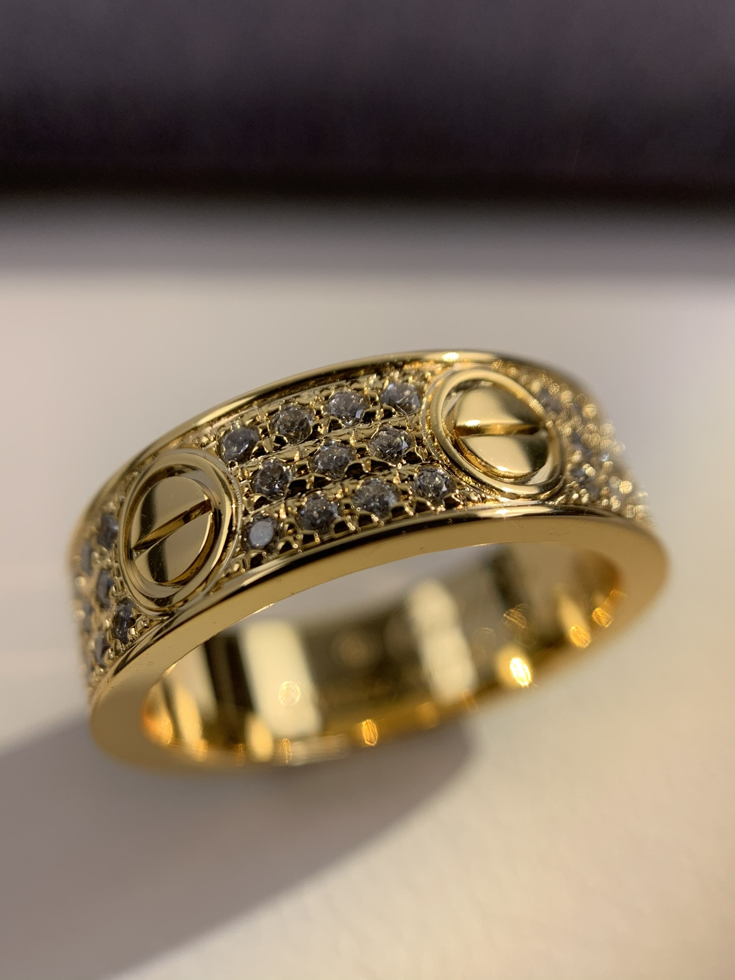 
奢品推荐 love 宽版满天星对戒💍（尺寸56789美号）
✨现在的情侣十有八九都会选择love戒指，
