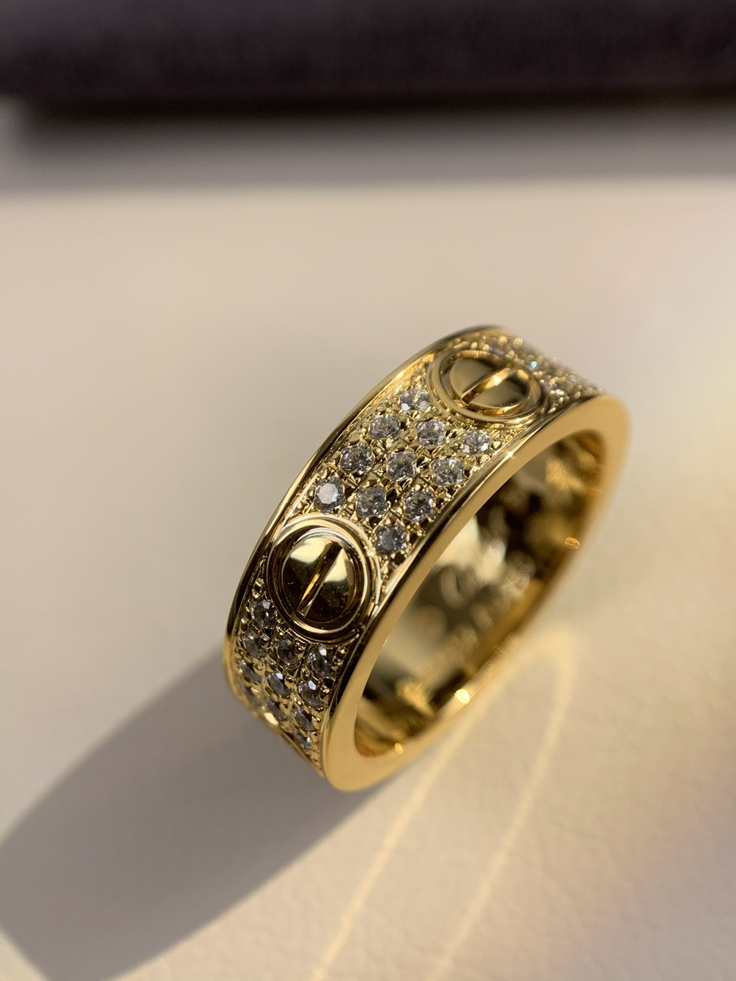 
奢品推荐 love 宽版满天星对戒💍（尺寸56789美号）
✨现在的情侣十有八九都会选择love戒指，